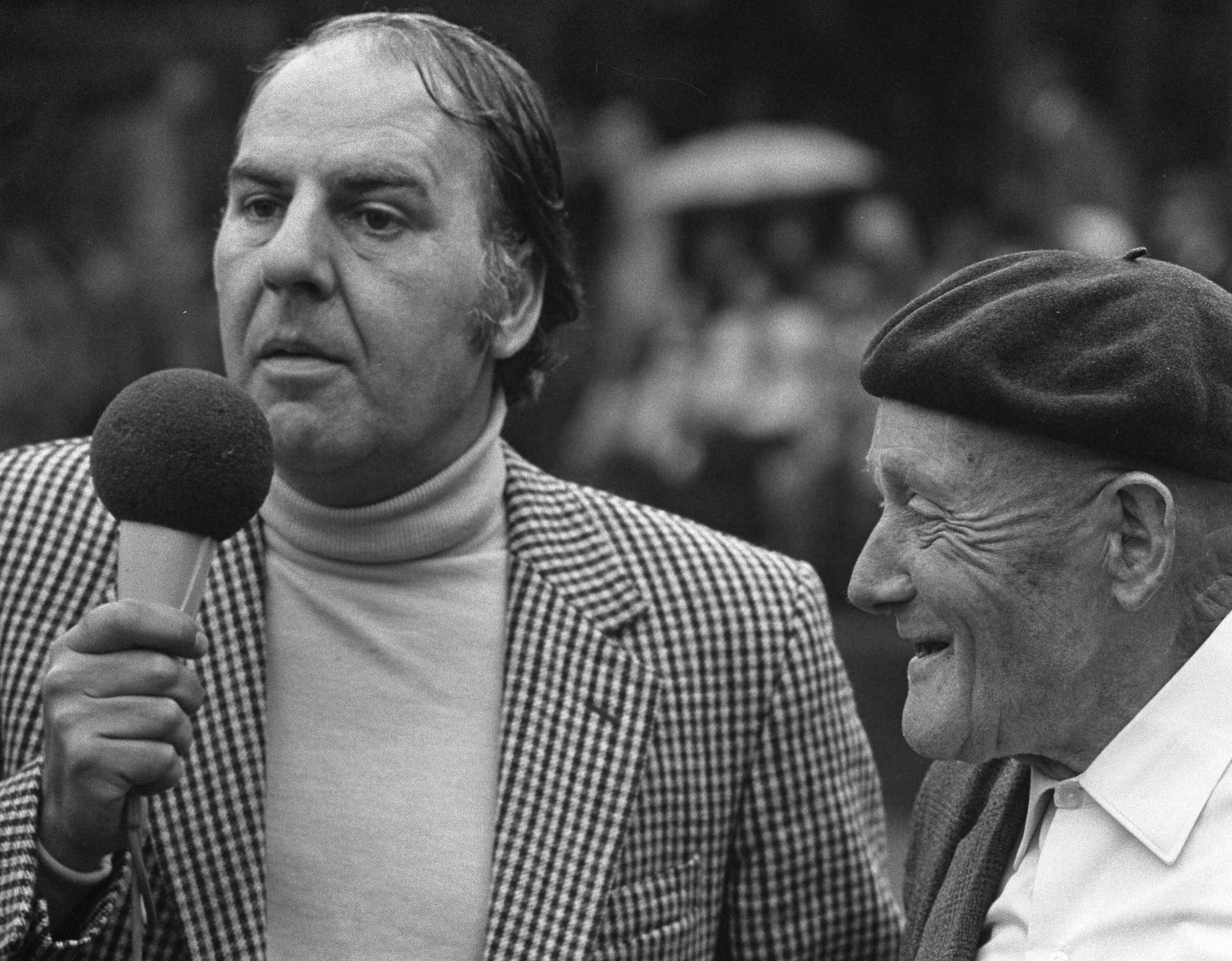 Fotocollectie Anefo — Internationale Tenniskampioenchappen Melkhuisje, Willem Duys (links) interviewt (kop) — Foto: Punt, W. / Anefo. Licentie: Set B: Rechtenvrij / Publiek Domein. Bron: Nationaal Archief. http://hdl.handle.net/10648/ac323ef8-d0b4-102d-bcf8-003048976d84
