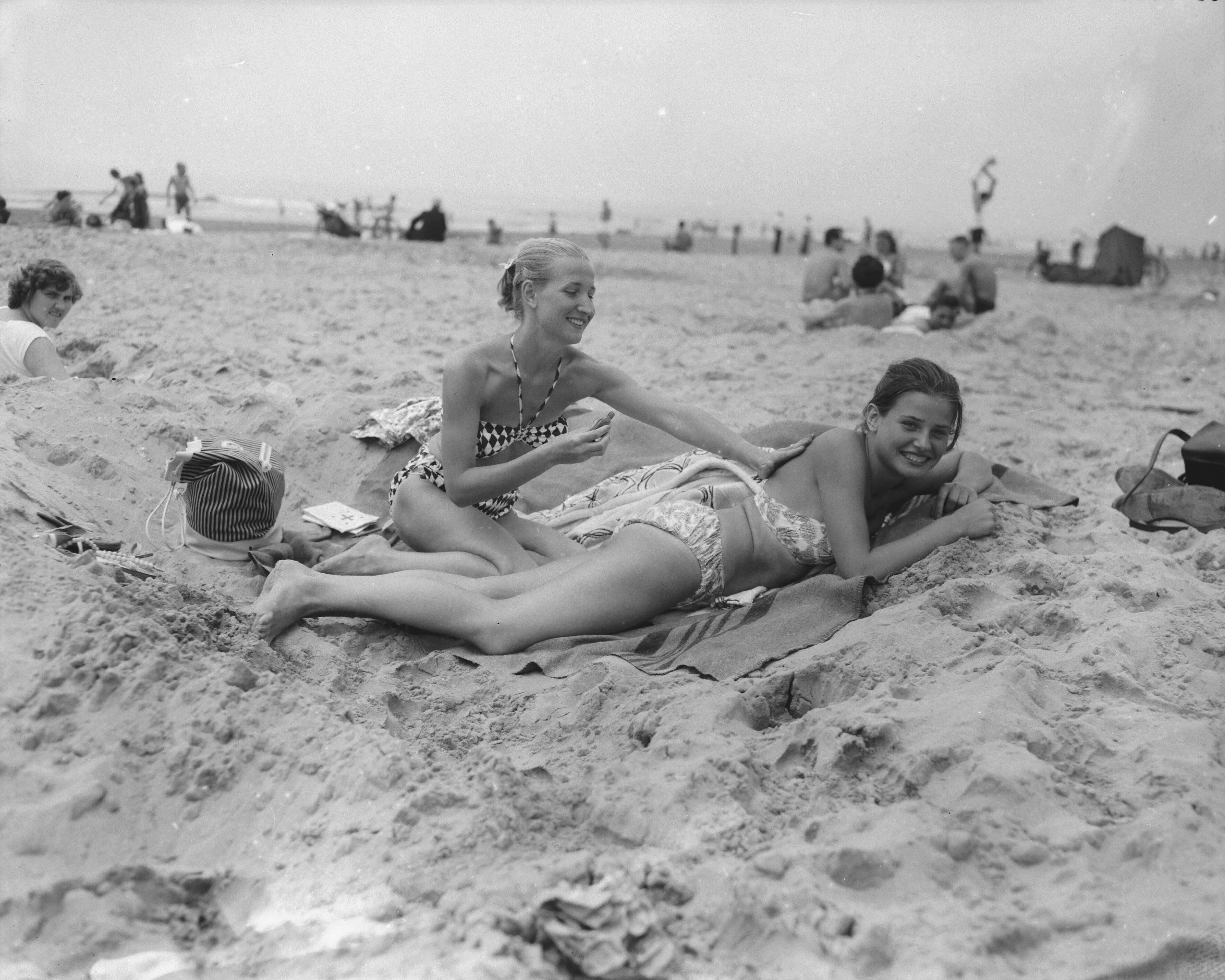 Fotocollectie Anefo — Strandleven te Scheveningen, Frau Erika Mucher met dochter — Foto: Behrens, Herbert F. / Anefo. Licentie: Set B: Rechtenvrij / Publiek Domein. Bron: Nationaal Archief. http://hdl.handle.net/10648/a982cac4-d0b4-102d-bcf8-003048976d84