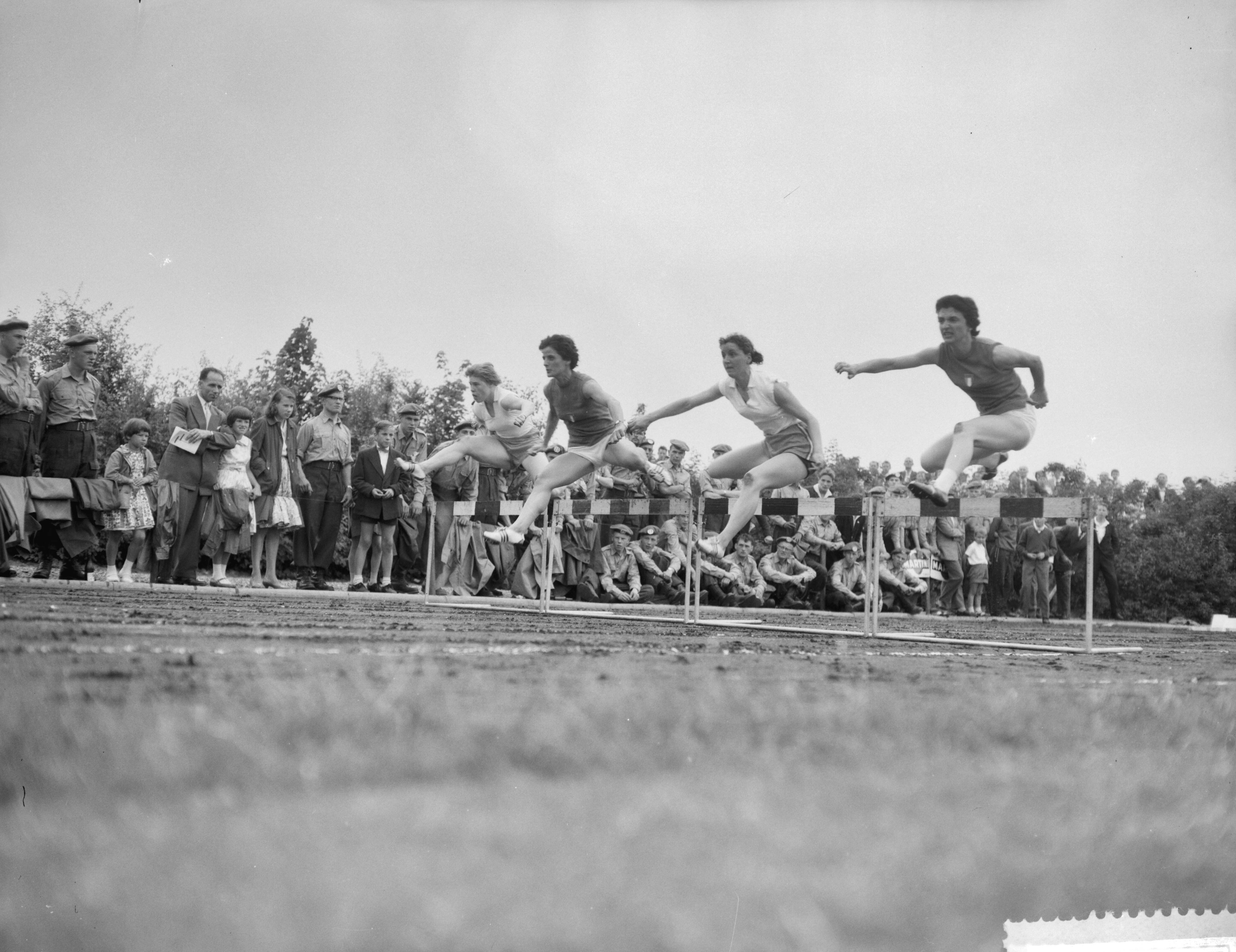 Fotocollectie Anefo — Atletiekwedstrijden dames Nederland tegen Italië te Maastricht, 80m horden, gewonnen door L. Bertoni (It.) voor Willy Bakker Cysouw, de Italiaanse Musso en Toos Mutter — Foto: Rossem, Wim van / Anefo. Licentie: Set B: Rechtenvrij / Publiek Domein. Bron: Nationaal Archief. http://hdl.handle.net/10648/a996e3e2-d0b4-102d-bcf8-003048976d84