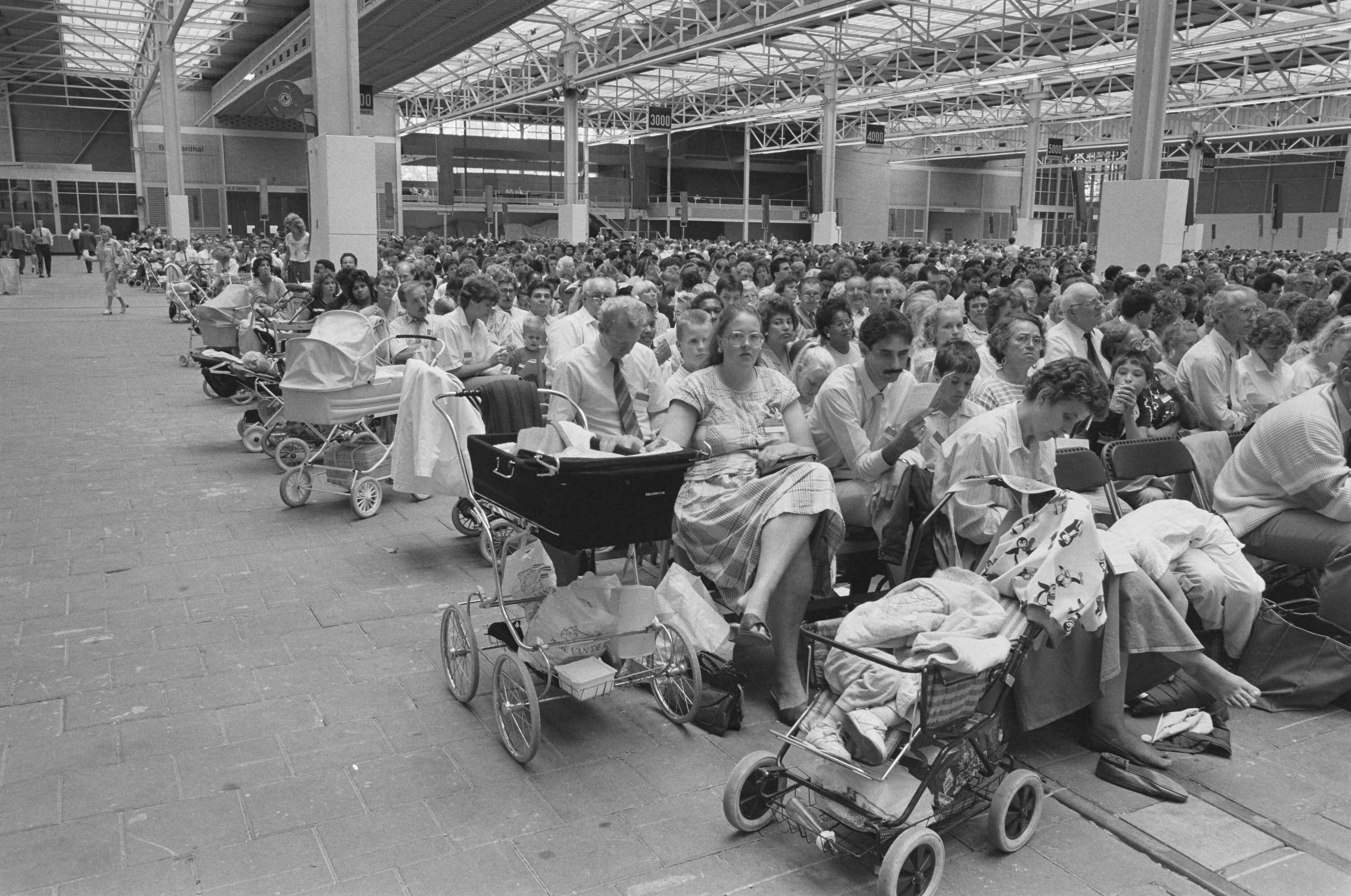 Fotocollectie Anefo — Bijeenkomst Jehovas Getuigen in Jaarbeurshallen in Utrecht — Foto: Bogaerts, Rob / Anefo. Licentie: Set B: Rechtenvrij / Publiek Domein. Bron: Nationaal Archief. http://hdl.handle.net/10648/ad6c27de-d0b4-102d-bcf8-003048976d84