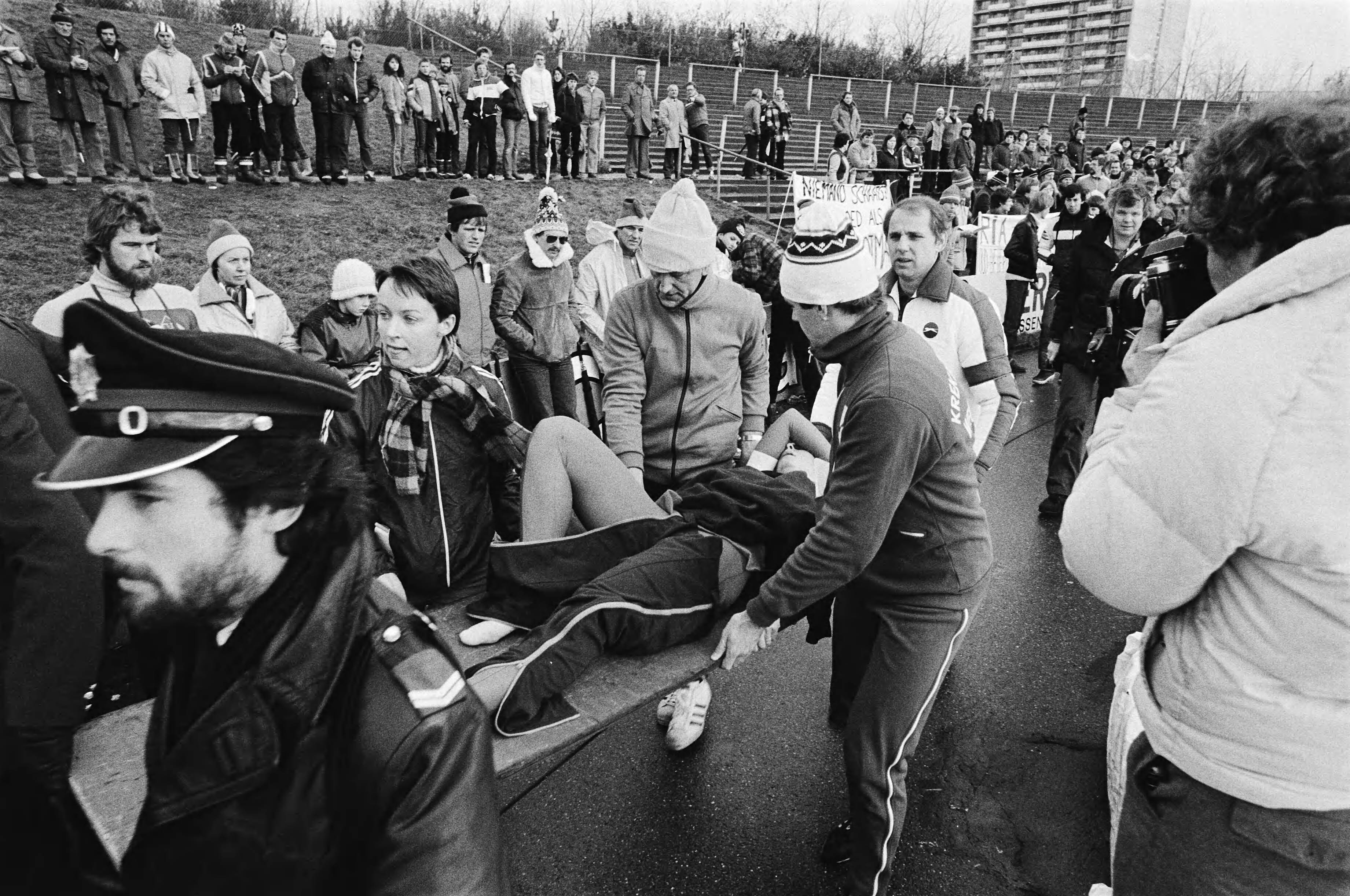 Fotocollectie Anefo — Nederlandse kampioenschappen schaatsen dames allround in Den Haag. Haitske Valentijn-Pijlman wordt weggedragen na haar val op de 1000 meter. — Foto: Suyk, Koen / Anefo. Licentie: Set B: Rechtenvrij / Publiek Domein. Bron: Nationaal Archief. http://hdl.handle.net/10648/acd7828c-d0b4-102d-bcf8-003048976d84