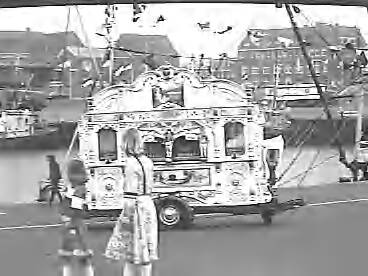 Fotocollectie Rijksvoorlichtingsdienst Eigen — dias vlaggetjesdag scheveningen — Foto: Schuurman, Ralph L. / RVD. Licentie: Set B: Rechtenvrij / Publiek Domein. Bron: Nationaal Archief. http://hdl.handle.net/10648/af733cc0-d0b4-102d-bcf8-003048976d84