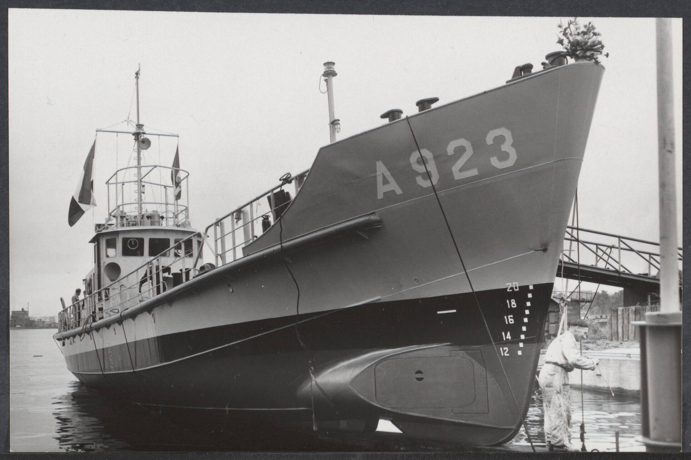 Onderzeebootjagers, alph. op naam A t/m G - Nederland — Vrijdag is bij de N.V. Zaanlandse Scheepsbouw Maatschappij te Zaandam het torpedo-inschietvaartuig van de Kon. Marine te water gelaten door de vrouw van de directeur van de bewapeningswerkplaats der Marine te Den Helder, mevr. Reiche-Van Aardenne. Dit vaartuig wordt genoemd naar wijlen luitenant-ter-zee der eerste klasse P.D. van Bochoven, in leven hoofd van het inschietbedrijf van de Kon. Marine, die gedurende de uitoefening van zijn functie tengevolge van een tragisch ongeval op 7 juli 1959 om het leven kwam — Foto: Bilsen, Joop van / Anefo. Licentie: Set B: Rechtenvrij / Publiek Domein. Bron: Nationaal Archief. http://hdl.handle.net/10648/1eac2d9a-39c1-eb71-79cd-92e26c3c9879