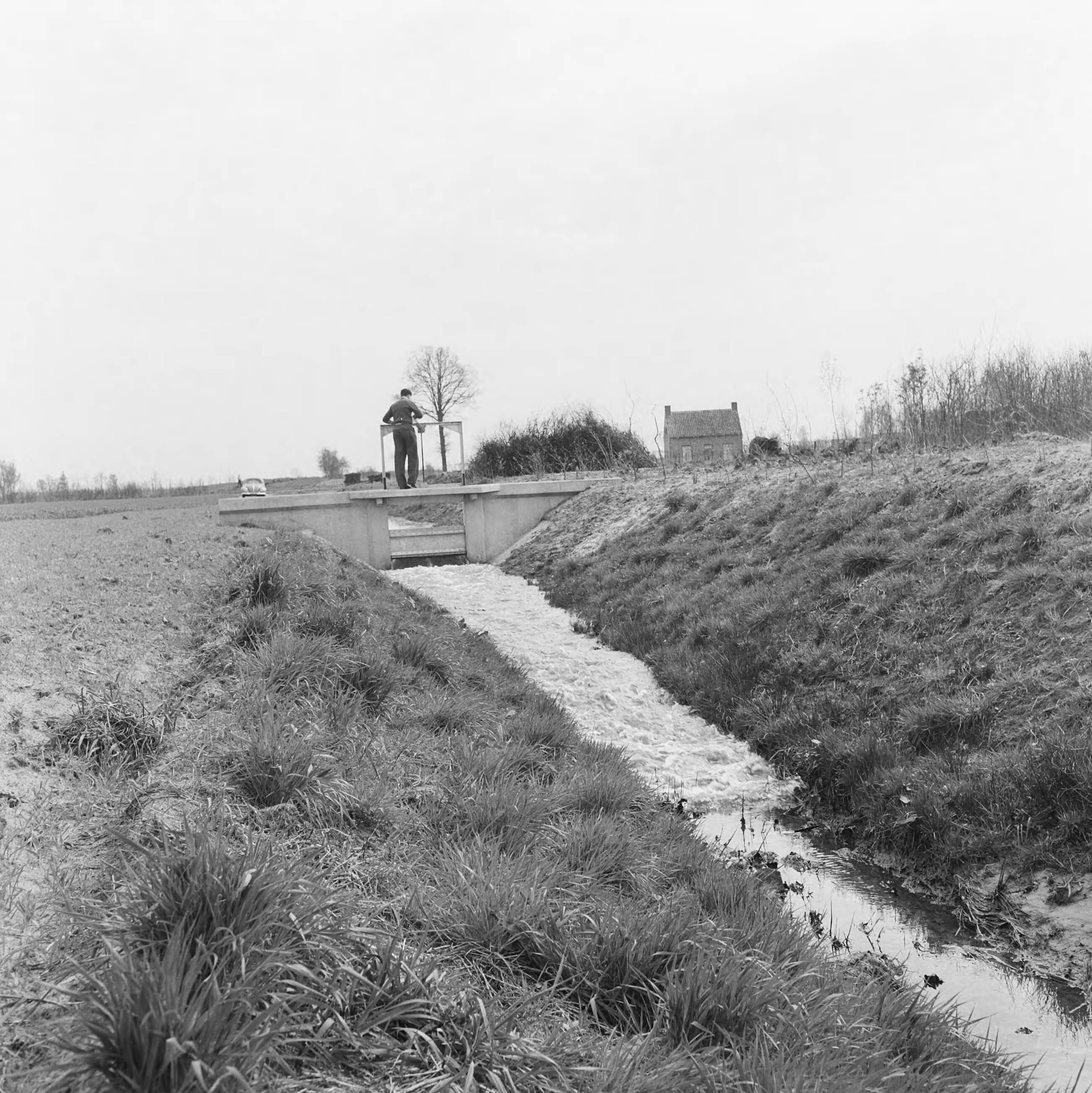 Fotocollectie Nederlandse Heidemaatschappij — Stuw ontwateringsplan Leurse haven, met dubbele aluminium schuif, gemeente Etten-Leur. 1958. Bediening — Foto: Eyssen, [...] / Heidemij. Licentie: Set B: Rechtenvrij / Publiek Domein. Bron: Nationaal Archief. http://hdl.handle.net/10648/ae5f198a-d0b4-102d-bcf8-003048976d84