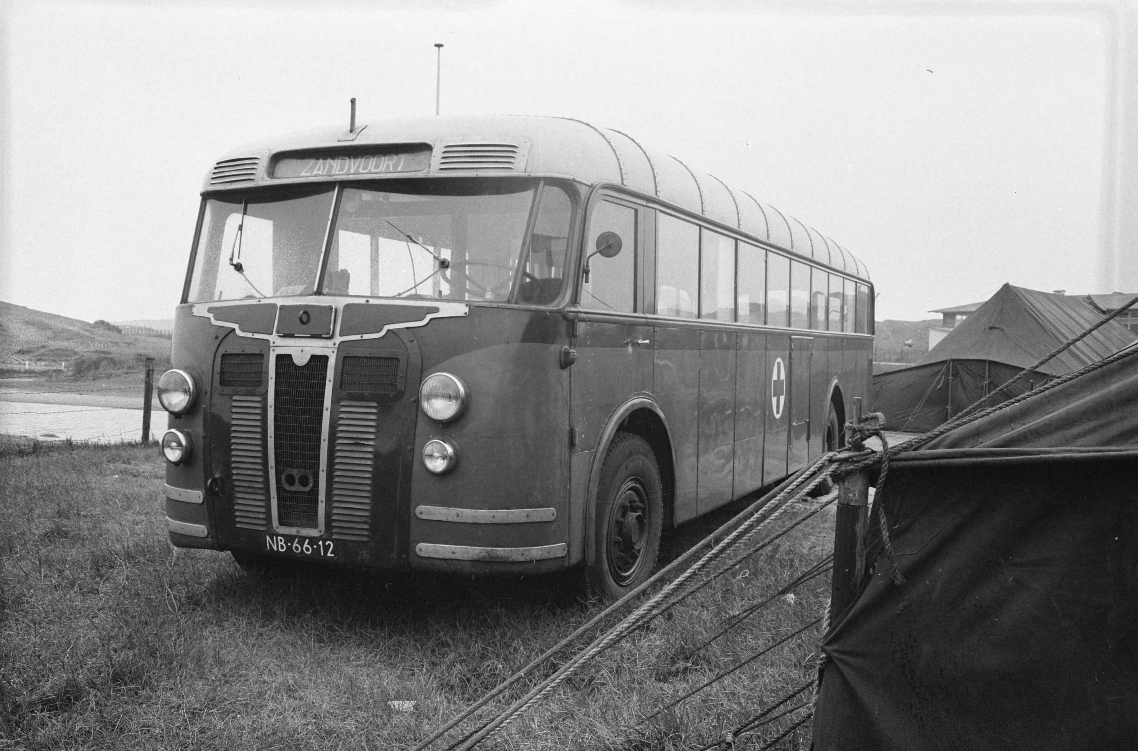 Fotocollectie Anefo — Mobiele operatiekamer voor het circuit van Zandvoort (exterieur) — Foto: Pot, Harry / Anefo. Licentie: Set B: Rechtenvrij / Publiek Domein. Bron: Nationaal Archief. http://hdl.handle.net/10648/aa089654-d0b4-102d-bcf8-003048976d84