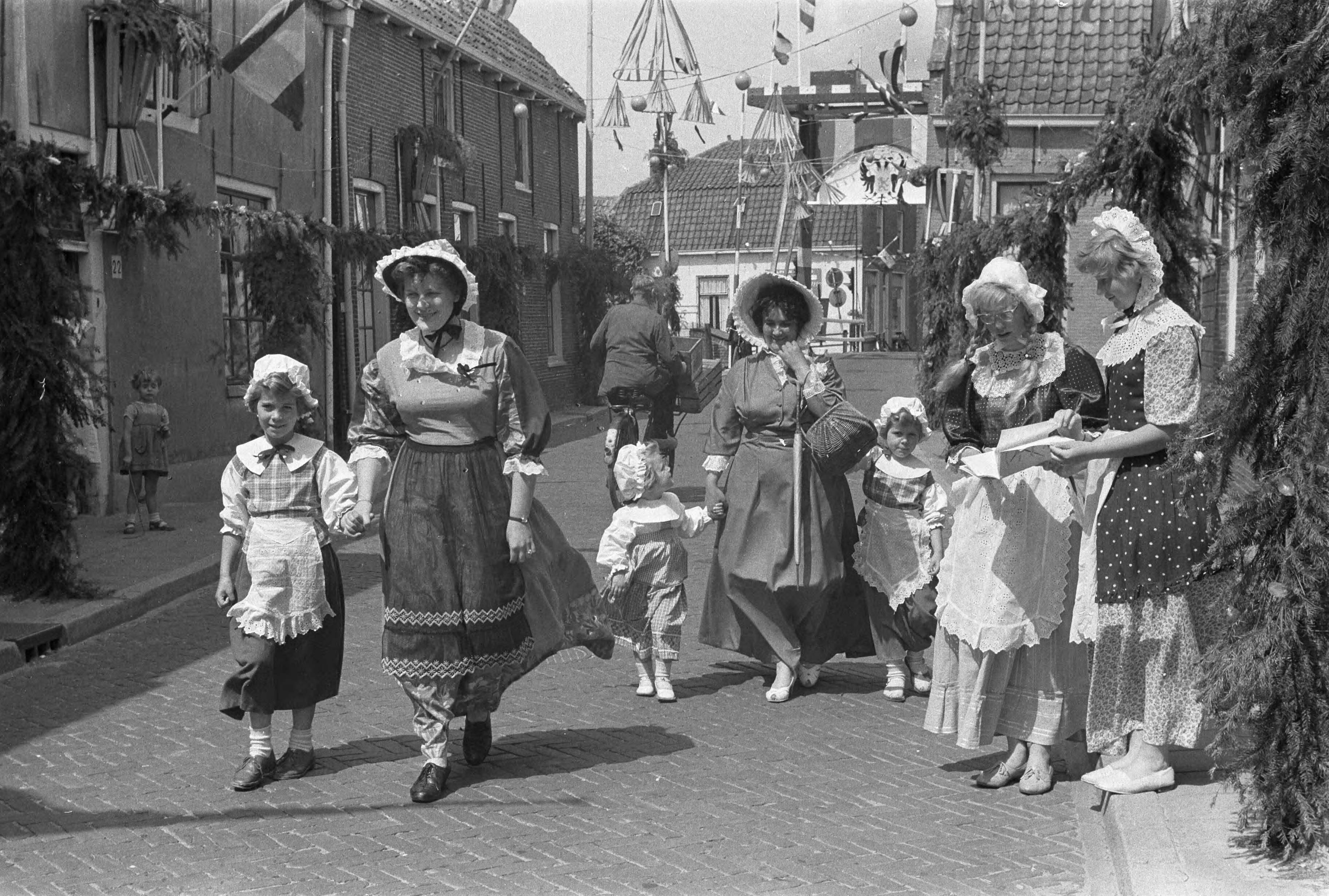 Fotocollectie Anefo — Feest in Zwammerdam t.g.v. 1000-jarig bestaan. "Kersverse" Zwammerdammers [vrouwen en kinderen in kostuums] — Foto: Pot, Harry / Anefo. Licentie: Set B: Rechtenvrij / Publiek Domein. Bron: Nationaal Archief. http://hdl.handle.net/10648/a9b13ea4-d0b4-102d-bcf8-003048976d84