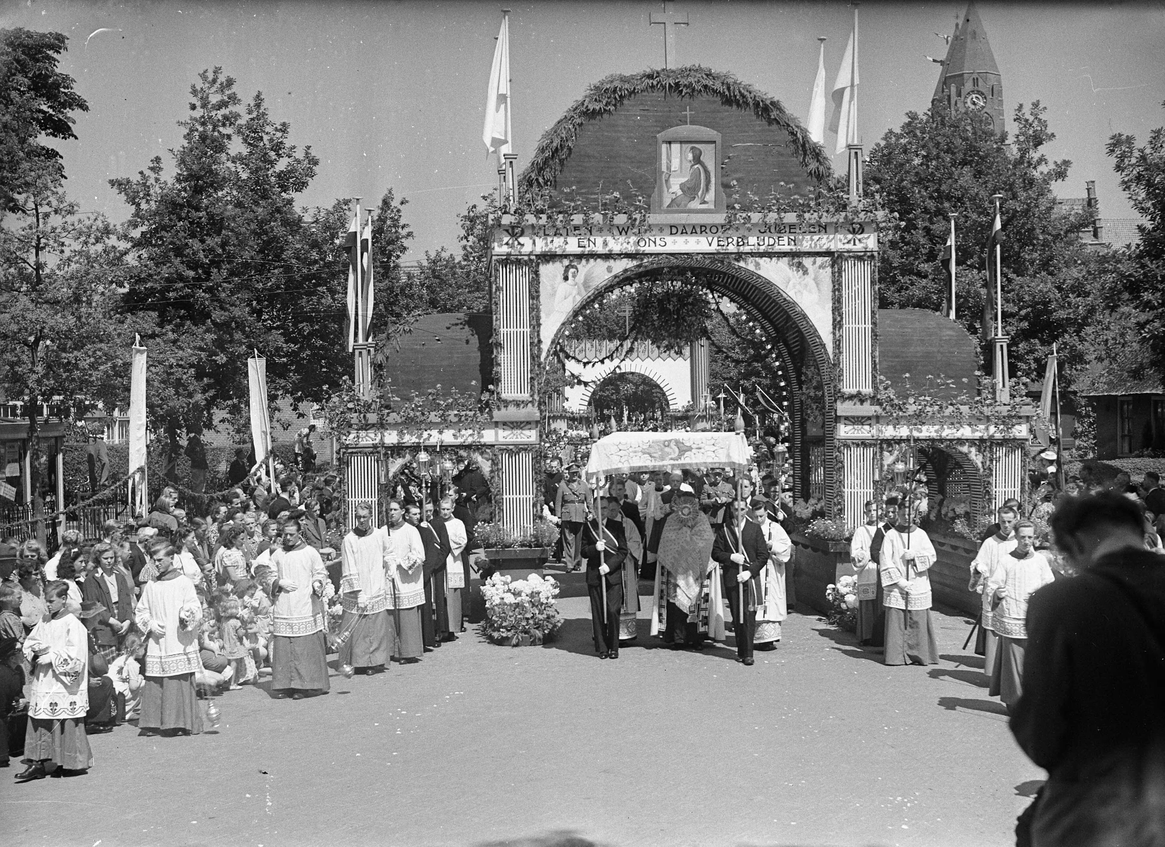 Fotocollectie Anefo — St. Jansprocessie te Laren (N.H.) — Foto: Sagers, Harry / Anefo. Licentie: Set B: Rechtenvrij / Publiek Domein. Bron: Nationaal Archief. http://hdl.handle.net/10648/a8a9e178-d0b4-102d-bcf8-003048976d84