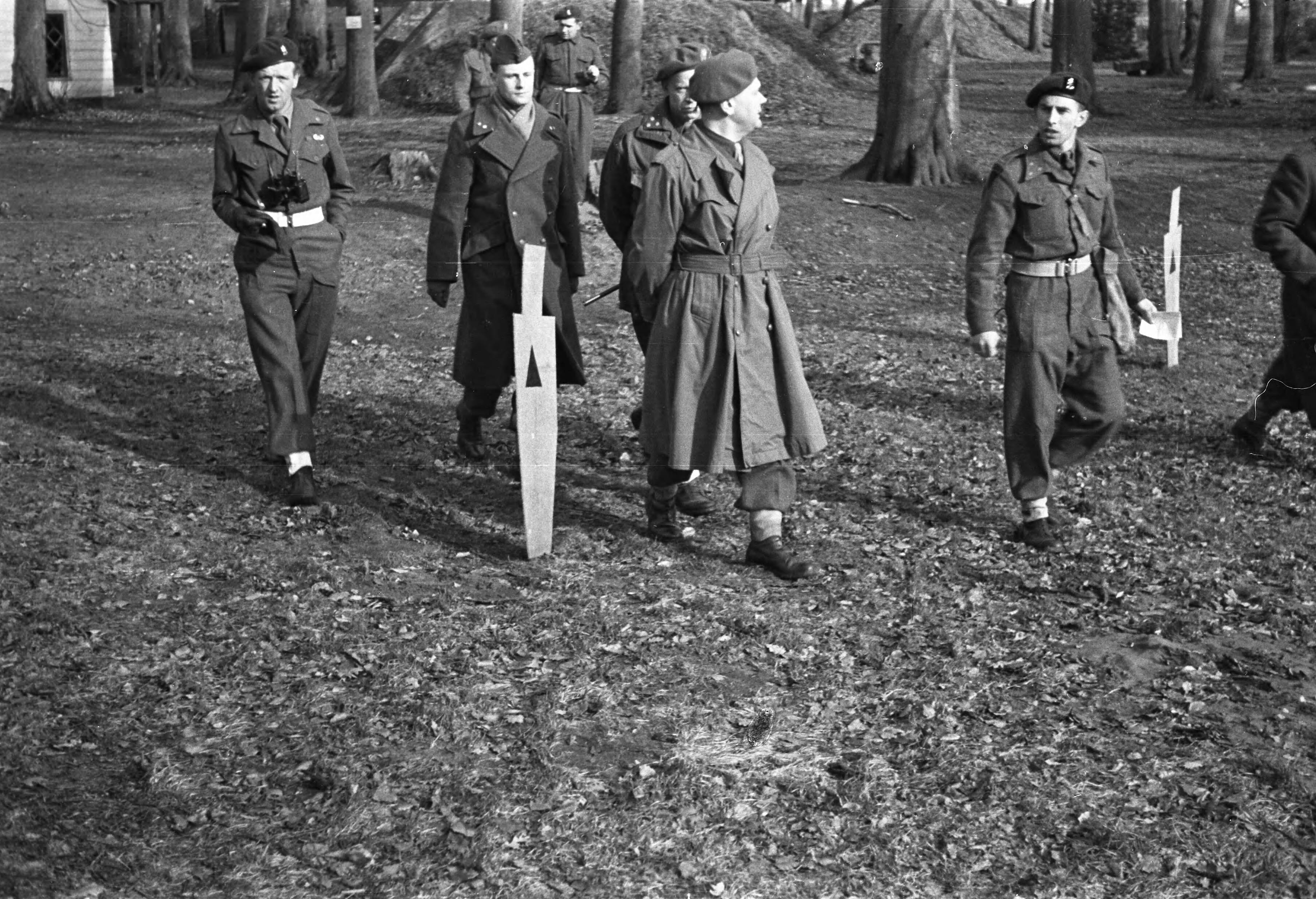 Fotocollectie Anefo — Militair opleidingskamp te Bloemendaal(bezoek Generaal Kruls ) — Foto: Dudok van Heel, Jack / Anefo. Licentie: Set B: Rechtenvrij / Publiek Domein. Bron: Nationaal Archief. http://hdl.handle.net/10648/a898a19c-d0b4-102d-bcf8-003048976d84