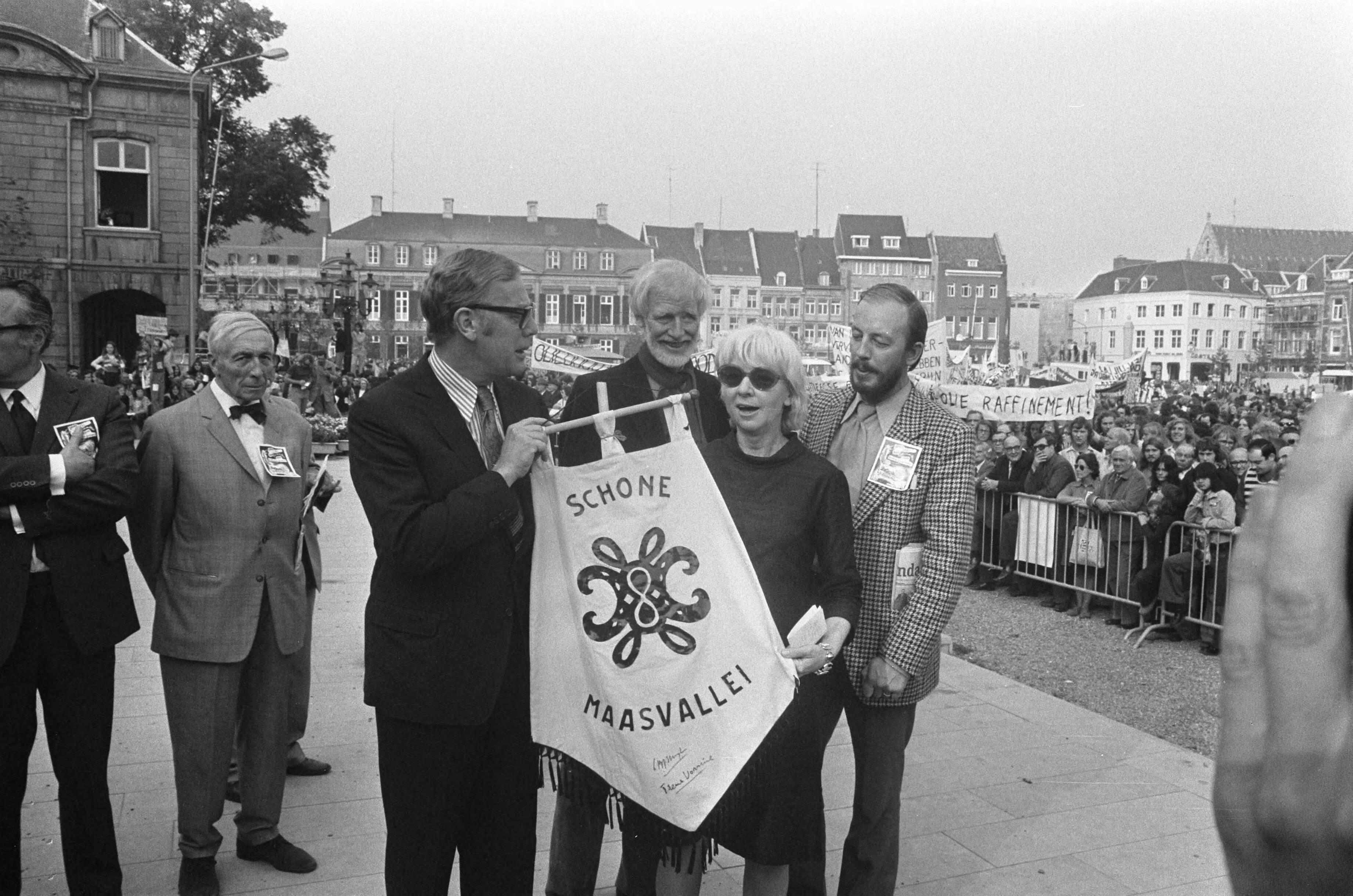 Fotocollectie Anefo — Demonstratie in Maastricht tegen de bouw van olieraffinaderij in het Belgische Ternaaien, Trip (links) mevrouw Vorrink (met zonnebril) bij demonstranten / — Foto: Punt, W. / Anefo. Licentie: Set B: Rechtenvrij / Publiek Domein. Bron: Nationaal Archief. http://hdl.handle.net/10648/ac38bfe4-d0b4-102d-bcf8-003048976d84