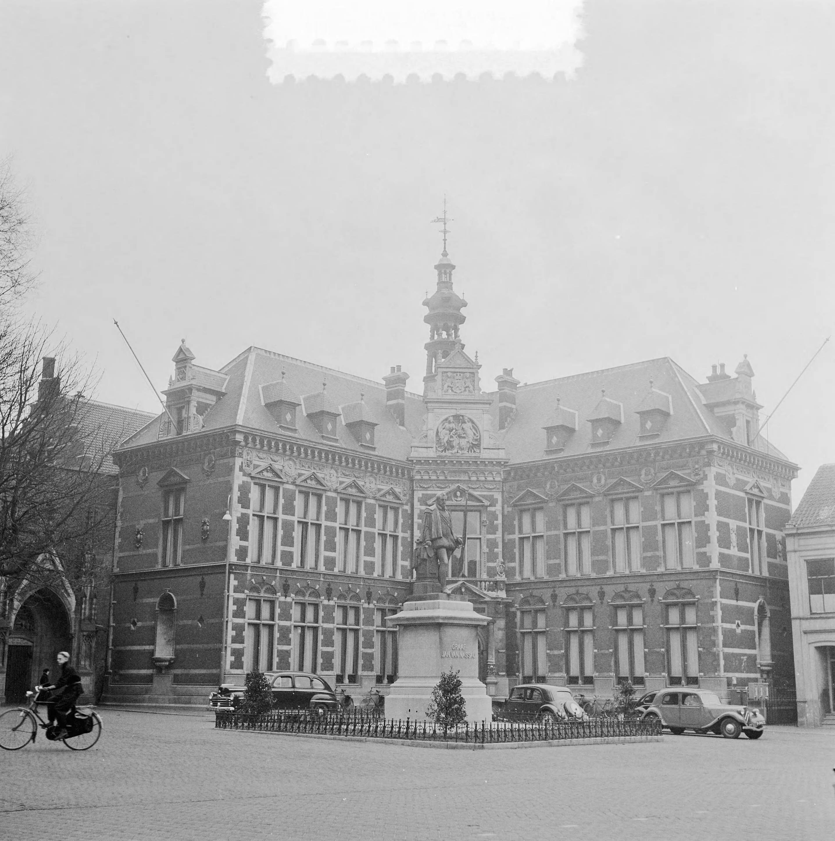 Stadsgezichten Utrecht — Stadsgezichten Utrecht. Academiegebouw aan het Domplein — Foto: Noske, J.D. / Anefo. Licentie: Set B: Rechtenvrij / Publiek Domein. Bron: Nationaal Archief. http://hdl.handle.net/10648/a91b7770-d0b4-102d-bcf8-003048976d84