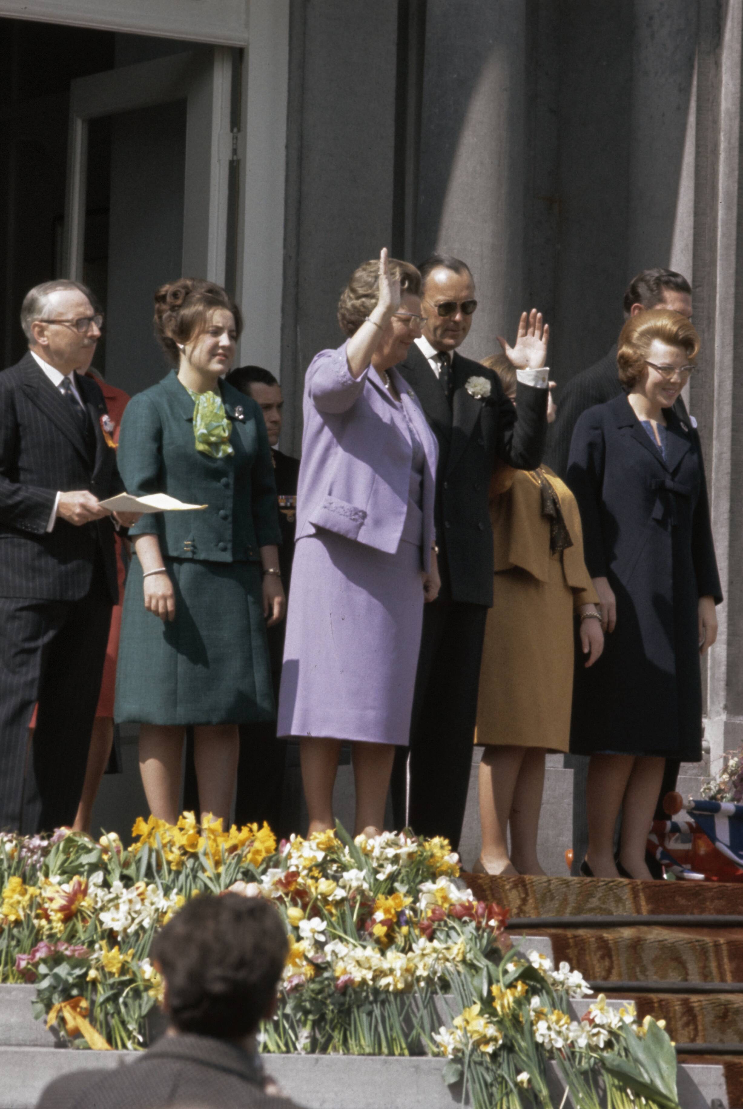 Koninginnedag 1946 — Koninginnedag 1964. Defilé paleis Soestdijk — Foto: Fotograaf Onbekend / Anefo. Licentie: Set B: Rechtenvrij / Publiek Domein. Bron: Nationaal Archief. http://hdl.handle.net/10648/ad8c4186-d0b4-102d-bcf8-003048976d84
