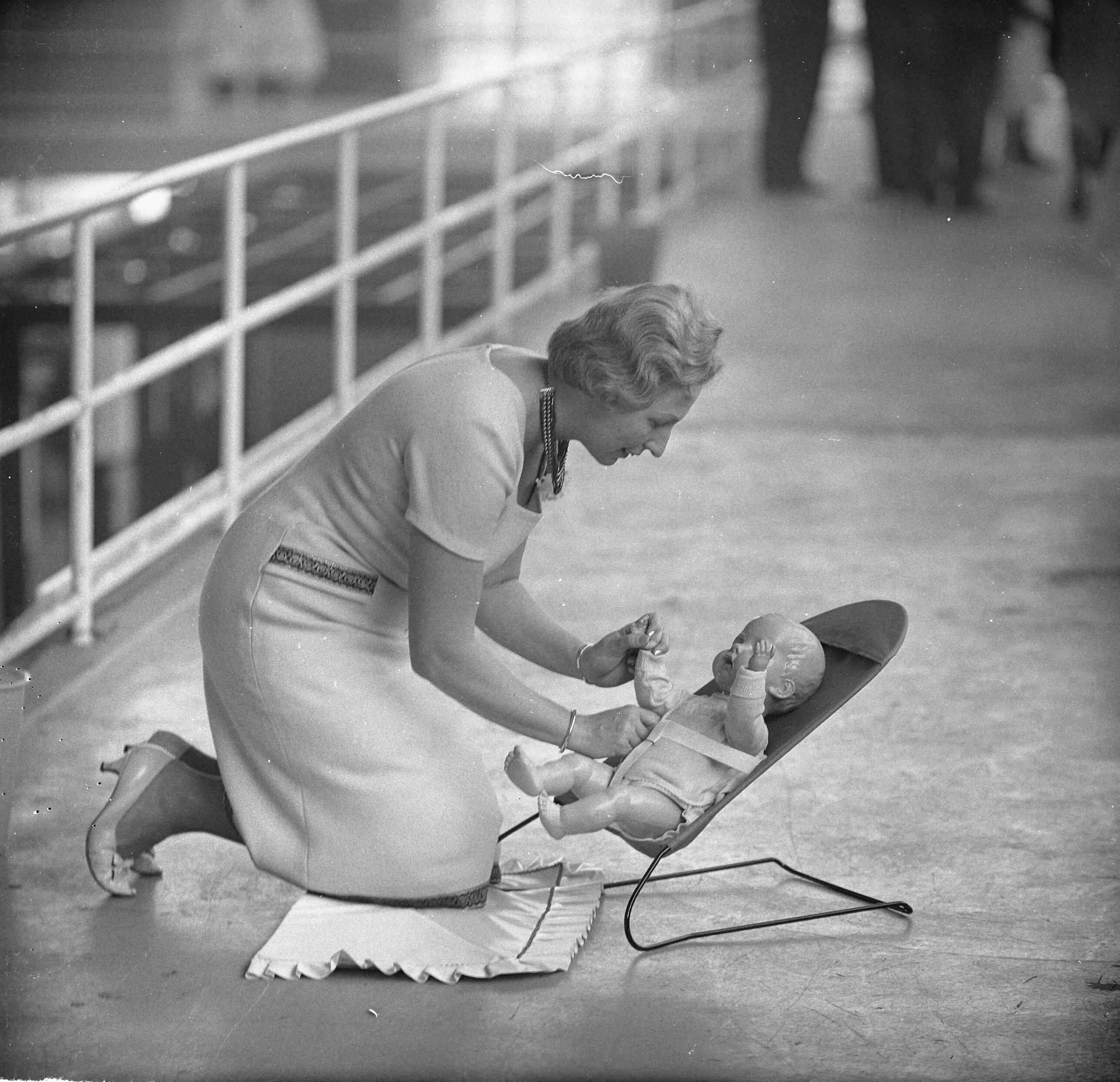 Fotocollectie Anefo — Zesde Nederlandse Baby en Kleuter Vakbeurs in de Europahal te Hilversum. Babyligstoeltje — Foto: Nijs, Jac. de / Anefo. Licentie: Set B: Rechtenvrij / Publiek Domein. Bron: Nationaal Archief. http://hdl.handle.net/10648/aa48acee-d0b4-102d-bcf8-003048976d84