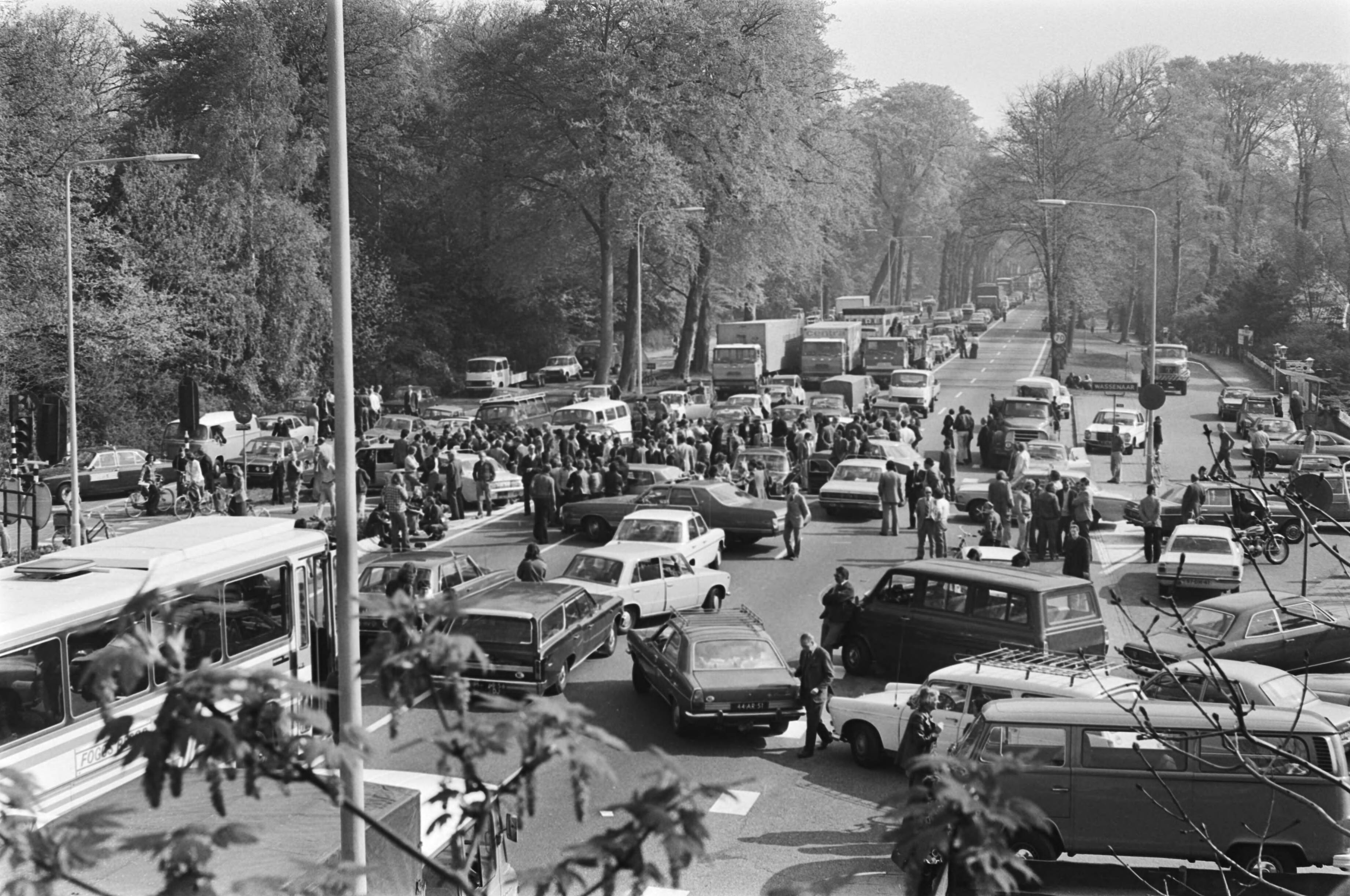 Fotocollectie Anefo — Taxiblokkades in Den Haag ; afzetting op de Wassenaarseweg op de grens tussen Wassenaar en Den Haag — Foto: Verhoeff, Bert / Anefo. Licentie: Set B: Rechtenvrij / Publiek Domein. Bron: Nationaal Archief. http://hdl.handle.net/10648/ac82f1ae-d0b4-102d-bcf8-003048976d84