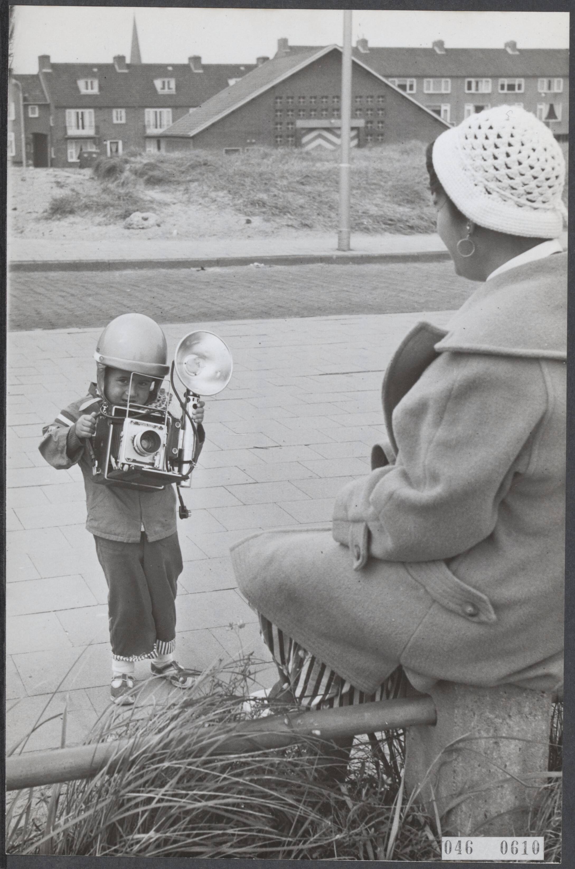 Fotocollectie Elsevier Binnenland — Harry Pot, persfotograaf in Zandvoort heeft een zoon, die kennnelijk dit ambacht ambieert en vooral veel interesse heeft om de telefonische opdrachten aan te nemen en dan met motorhelm en scooter zich naar het "onderwerp" te begeven — Foto: Pot, Harry / Anefo. Licentie: Set B: Rechtenvrij / Publiek Domein. Bron: Nationaal Archief. http://hdl.handle.net/10648/adfe57b2-d0b4-102d-bcf8-003048976d84