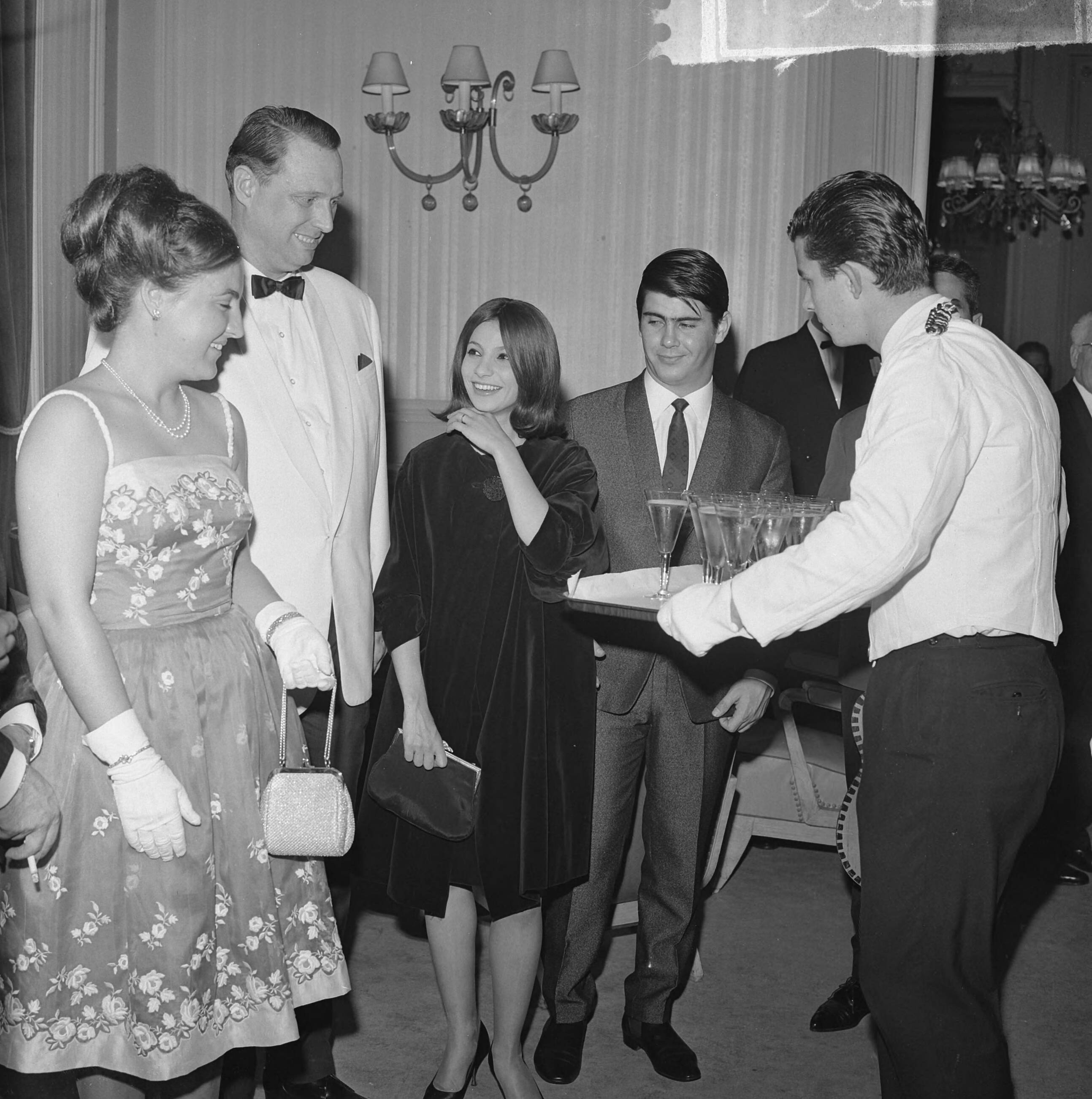 Grand Gala du Disque 1963 — Grand Gala du Disque Populair in het Kurhaus te Scheveningen. Esther en Abi Ofarim en prinses Margriet met Peter Schilperoort (Dutch Swing College Band) — Foto: Koch, Eric / Anefo. Licentie: Set B: Rechtenvrij / Publiek Domein. Bron: Nationaal Archief. http://hdl.handle.net/10648/aa4980ba-d0b4-102d-bcf8-003048976d84