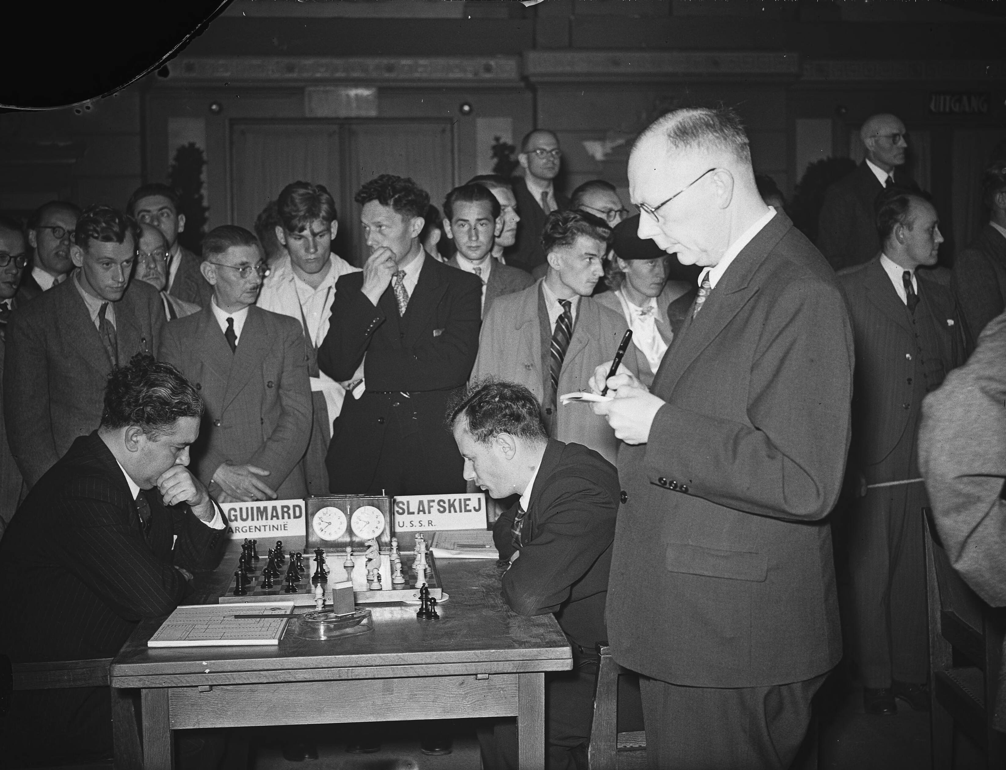 Wereldschaaktoernooi te Groningen (1946) — Staunton Wereldschaaktoernooi te Groningen [1e ronde, aan tafel Carlos Guimard (Argentinië) en Isaac Boleslavski (Sovjet-Unie) — Foto: Fotograaf Onbekend / Anefo. Licentie: Set B: Rechtenvrij / Publiek Domein. Bron: Nationaal Archief. http://hdl.handle.net/10648/a8a15f08-d0b4-102d-bcf8-003048976d84