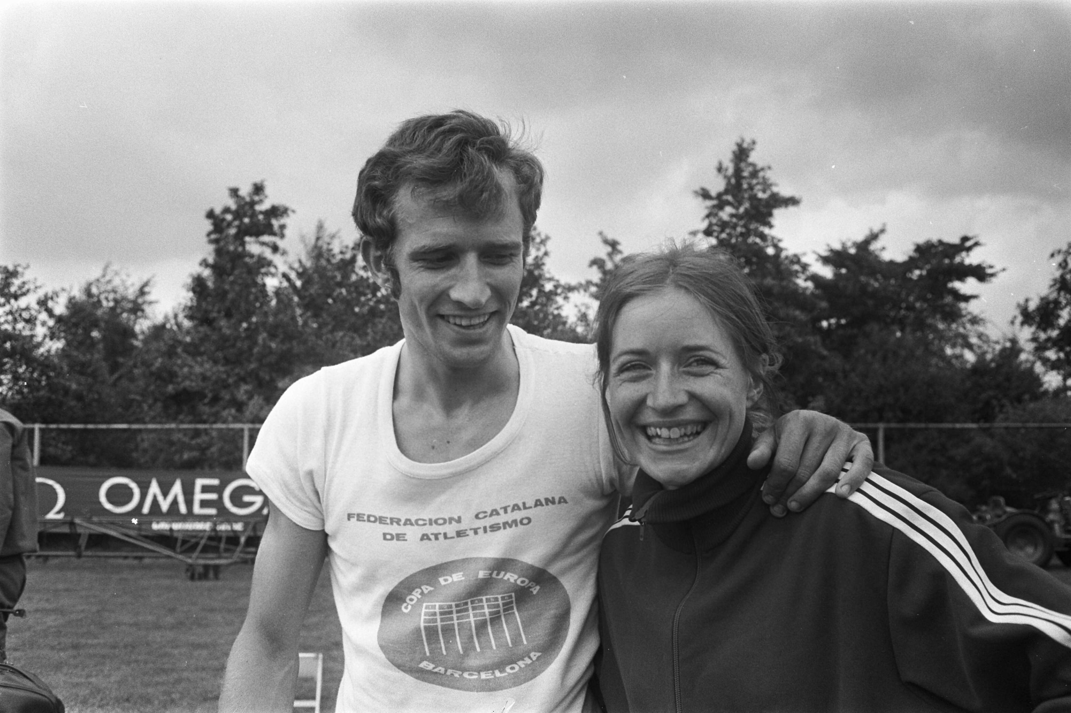 Fotocollectie Anefo — Nationale atletiekkampioenschappen in Haarlem; Wilma van den Berg en Ad de Jong — Foto: Koch, Eric / Anefo. Licentie: Set B: Rechtenvrij / Publiek Domein. Bron: Nationaal Archief. http://hdl.handle.net/10648/ab9daa72-d0b4-102d-bcf8-003048976d84