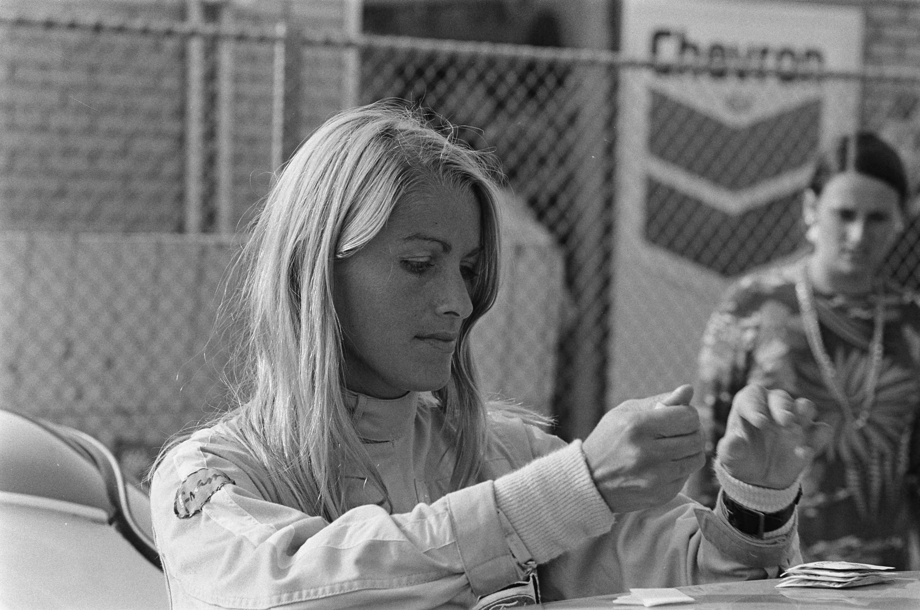 Fotocollectie Anefo — Autoraces op circuit Zandvoort, om Zandvoort Trophy ; Liane Engeman kop — Foto: Evers, Joost / Anefo. Licentie: Set B: Rechtenvrij / Publiek Domein. Bron: Nationaal Archief. http://hdl.handle.net/10648/aba15050-d0b4-102d-bcf8-003048976d84
