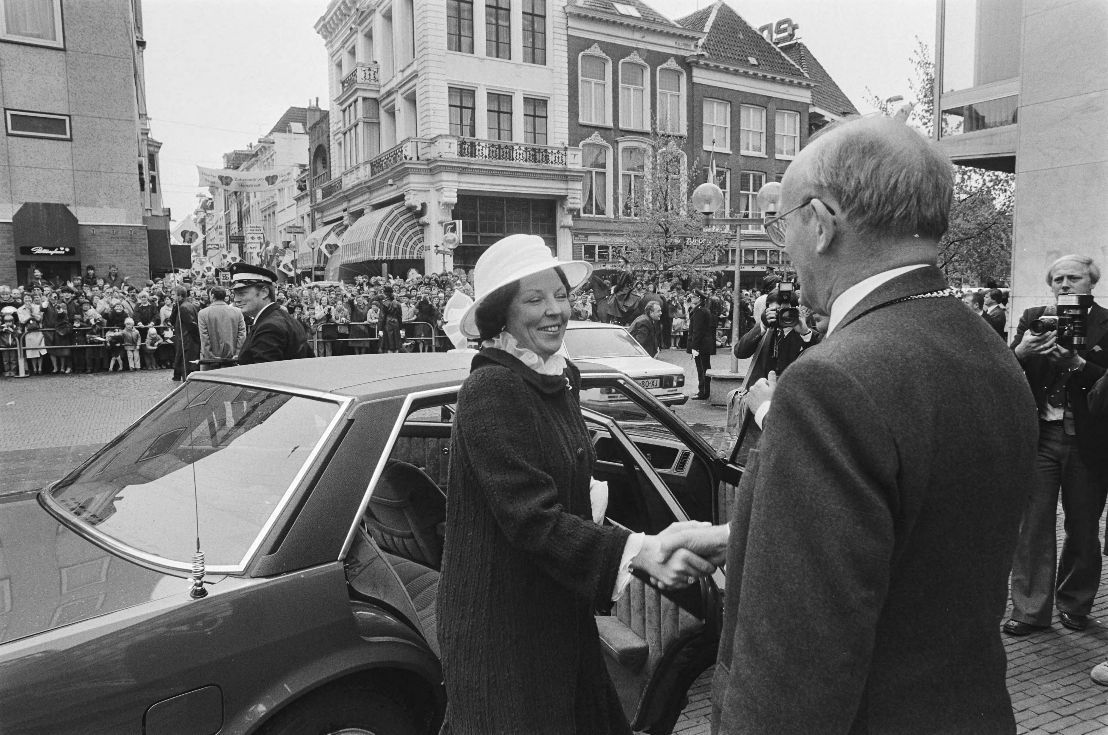 Fotocollectie Anefo — Koningin Beatrix en Prins Claus woonden de Centrale bevrijdingsmanifestatie in Groningen bij; Beatrix wordt begroet door burgemeester Buiter — Foto: Dijk, Hans van / Anefo. Licentie: Set B: Rechtenvrij / Publiek Domein. Bron: Nationaal Archief. http://hdl.handle.net/10648/ad16b4ac-d0b4-102d-bcf8-003048976d84