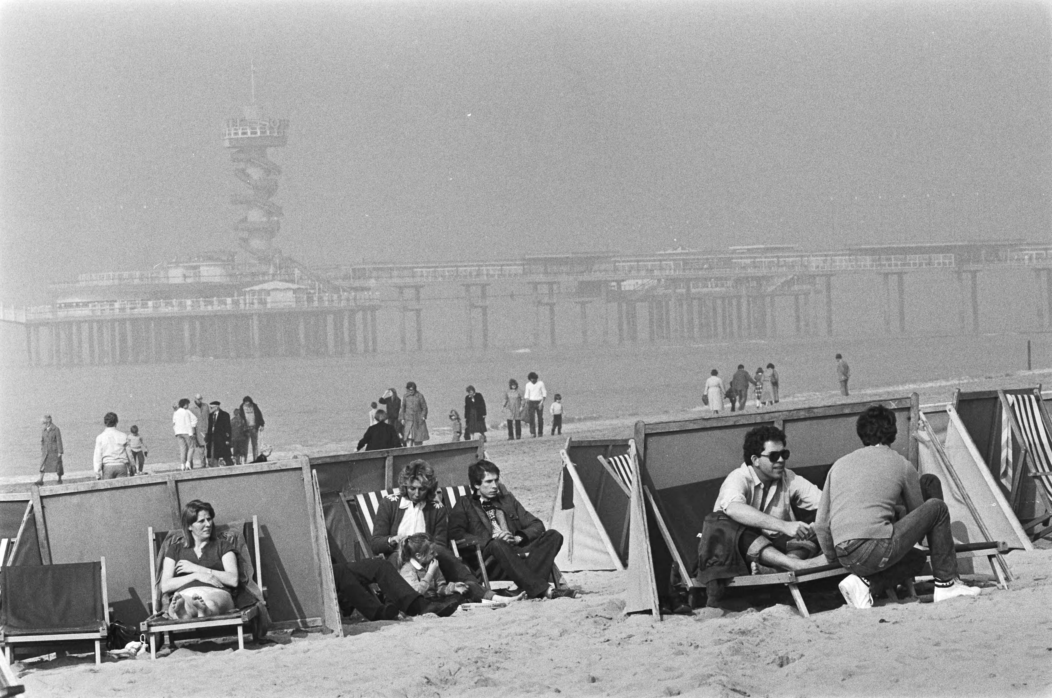 Fotocollectie Anefo — Mensen genieten van het mooie strandweer in Scheveningen — Foto: Dijk, Hans van / Anefo. Licentie: Set B: Rechtenvrij / Publiek Domein. Bron: Nationaal Archief. http://hdl.handle.net/10648/ad13d728-d0b4-102d-bcf8-003048976d84