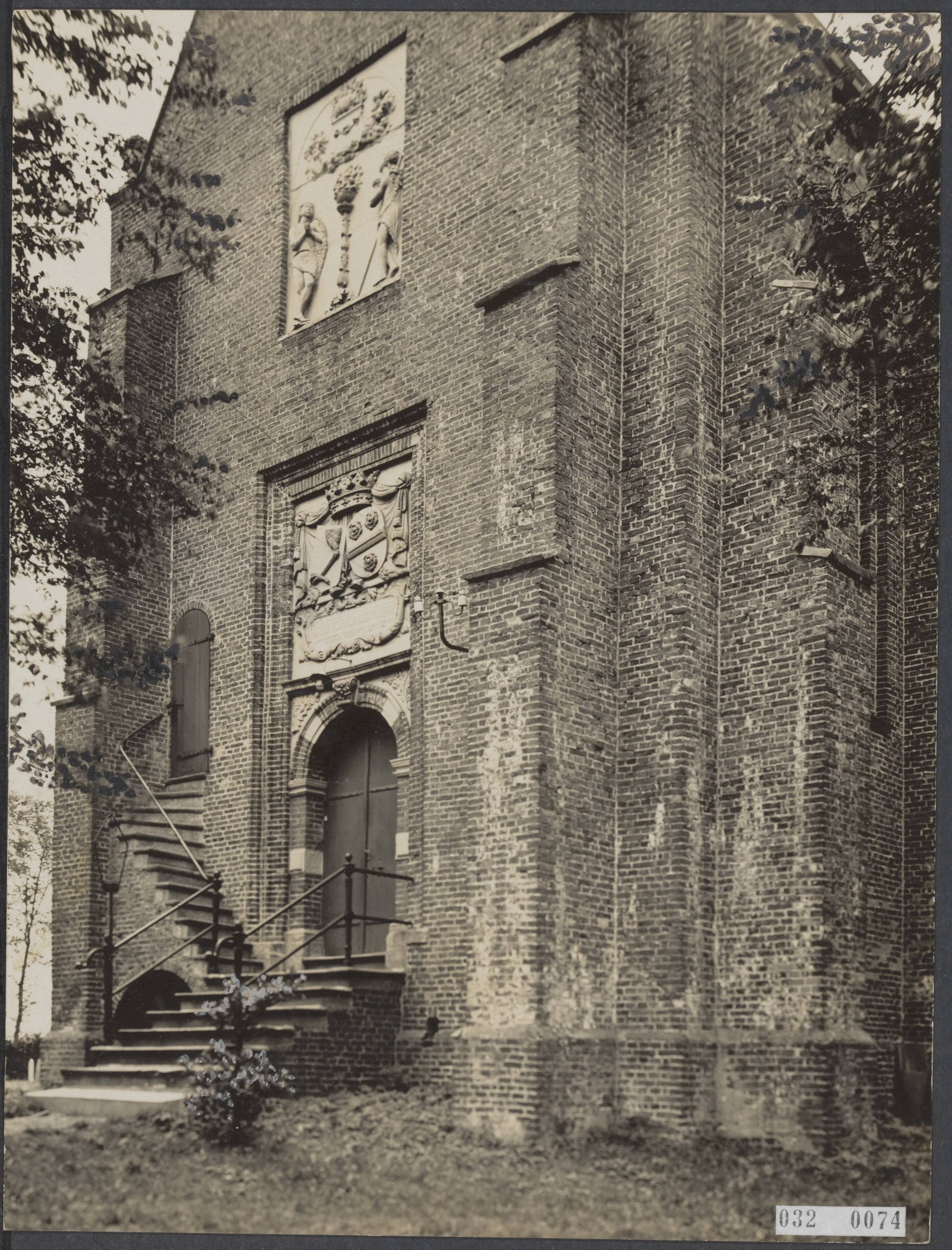 Fotocollectie Elsevier Binnenland — Ingang van de Hervormde Kerk te Harkstede met boven de ingang de wapens van de stichters Henric Piccardt en Anna Elisabeth Rengers [uitgebreide beschrijving van de kerk achterop de foto, red.] — Foto: Favier, Adriaan. Licentie: Set B: Rechtenvrij / Publiek Domein. Bron: Nationaal Archief. http://hdl.handle.net/10648/ade35e12-d0b4-102d-bcf8-003048976d84