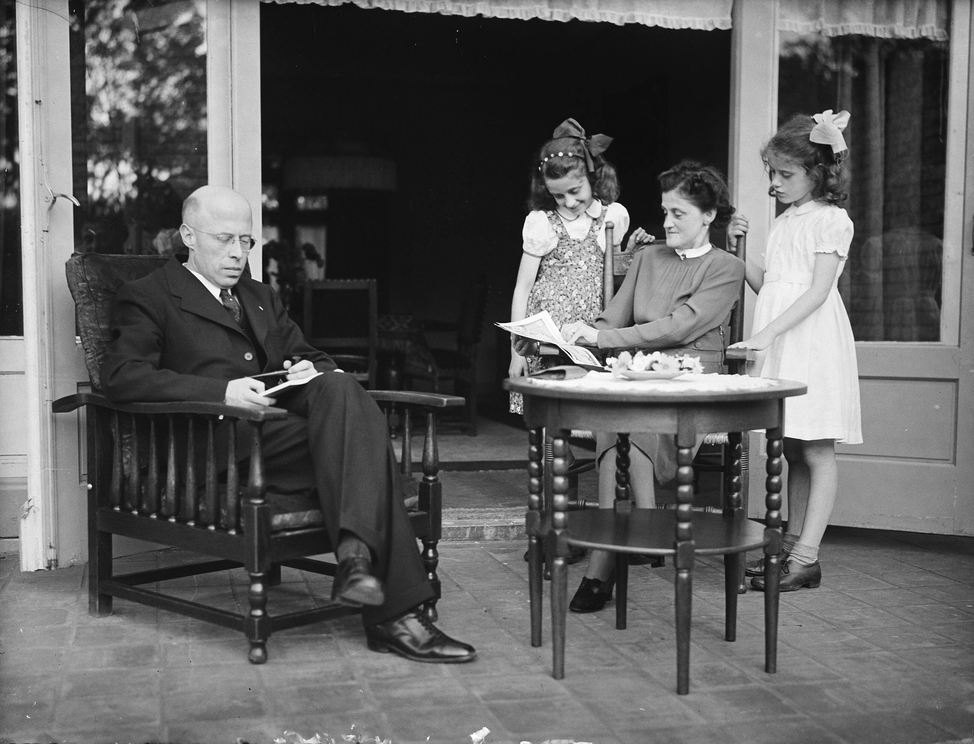 Fotocollectie Anefo — Minister L.J.M. Beel met vrouw en kinderen op het terras van zijn woonhuis te Wassenaar — Foto: IMF / Anefo. Licentie: Set B: Rechtenvrij / Publiek Domein. Bron: Nationaal Archief. http://hdl.handle.net/10648/a8a024f8-d0b4-102d-bcf8-003048976d84