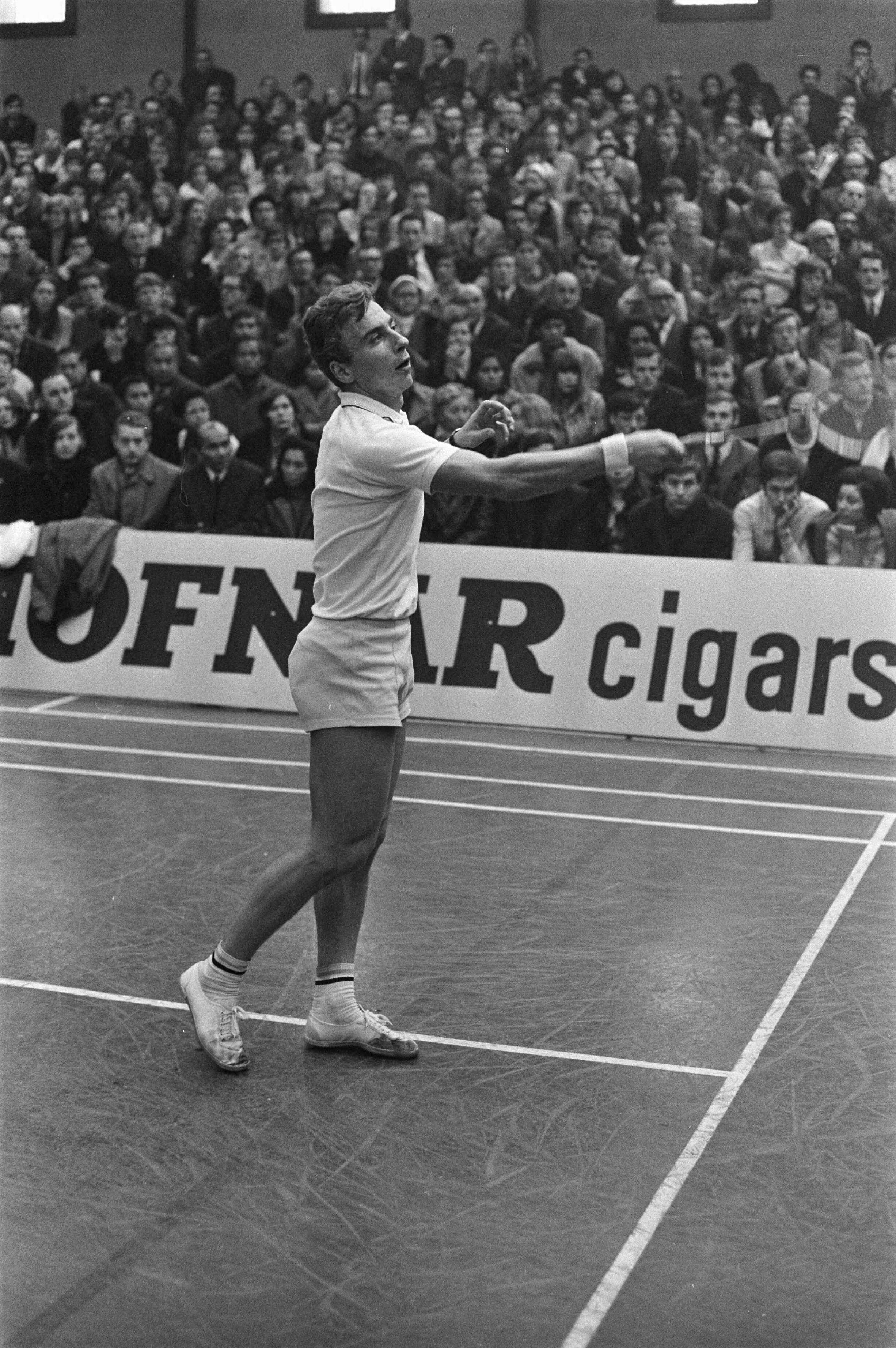 Fotocollectie Anefo — Internationale badmintonwedstrijden in Duinwijckhal Haarlem Spelmoment — Foto: Verhoeff, Bert / Anefo. Licentie: Set B: Rechtenvrij / Publiek Domein. Bron: Nationaal Archief. http://hdl.handle.net/10648/ab8d4998-d0b4-102d-bcf8-003048976d84