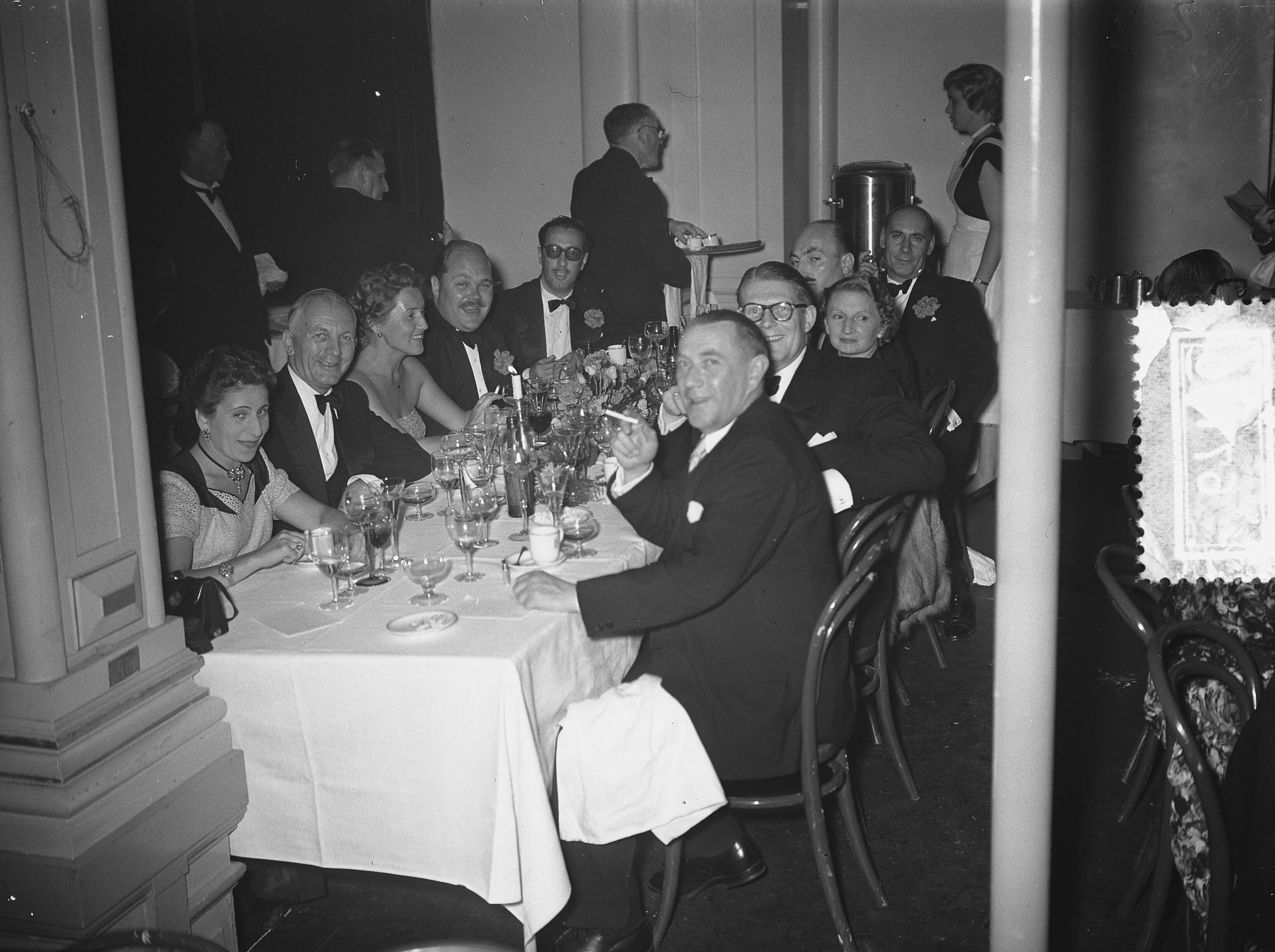 Fotocollectie Anefo — Congres zee-assuradeuren Den Haag , hoofdtafel — Foto: Bilsen, Joop van / Anefo. Licentie: Set B: Rechtenvrij / Publiek Domein. Bron: Nationaal Archief. http://hdl.handle.net/10648/a9295e58-d0b4-102d-bcf8-003048976d84
