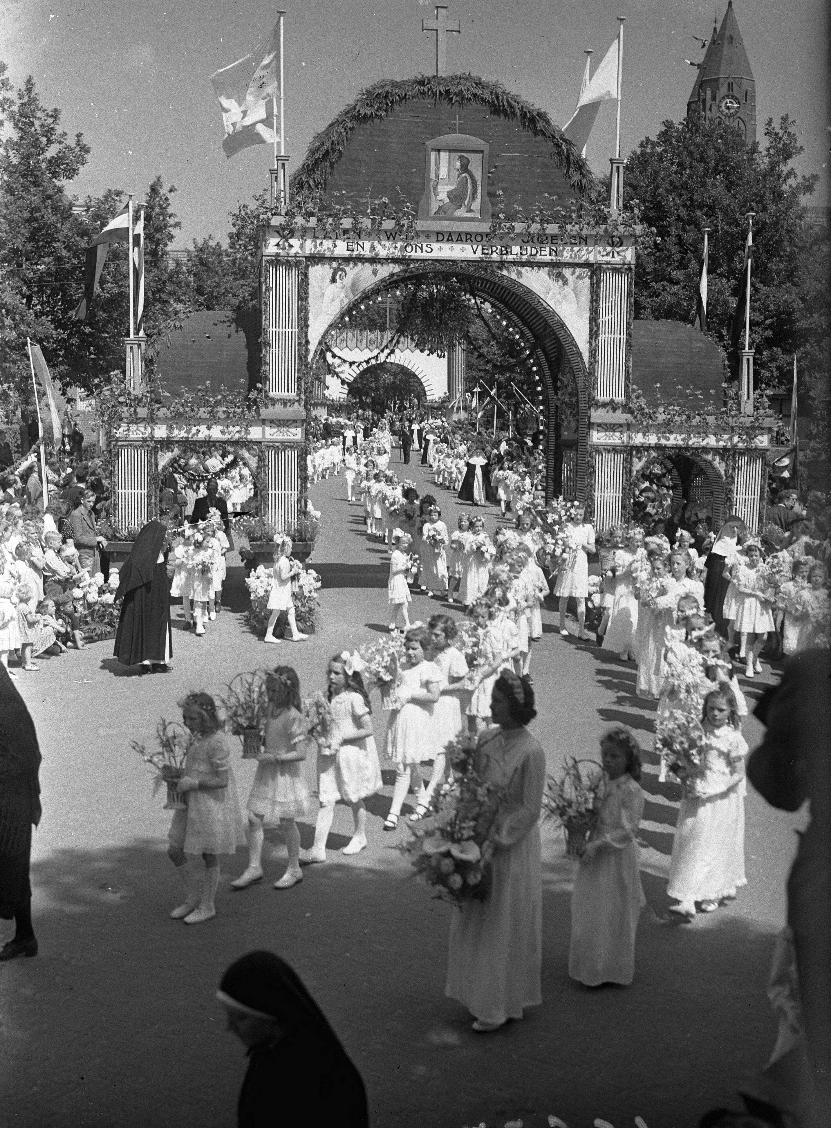 Fotocollectie Anefo — St. Jansprocessie te Laren (N.H.) — Foto: Sagers, Harry / Anefo. Licentie: Set B: Rechtenvrij / Publiek Domein. Bron: Nationaal Archief. http://hdl.handle.net/10648/a8a9dd9a-d0b4-102d-bcf8-003048976d84