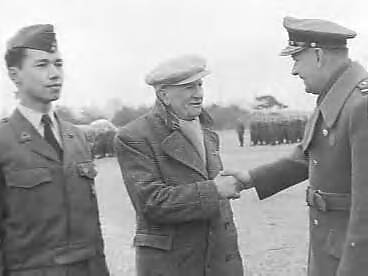 Fotocollectie Anefo — Groot militair vliegbrevet uitgereikt aan Nederlands eerste militaire vlieger, de 75-jarige Marinus van Meel. Luitenant-generaal Baretta schudt hem de hand — Foto: Rossem, Wim van / Anefo. Licentie: Set B: Rechtenvrij / Publiek Domein. Bron: Nationaal Archief. http://hdl.handle.net/10648/ad7733c2-d0b4-102d-bcf8-003048976d84