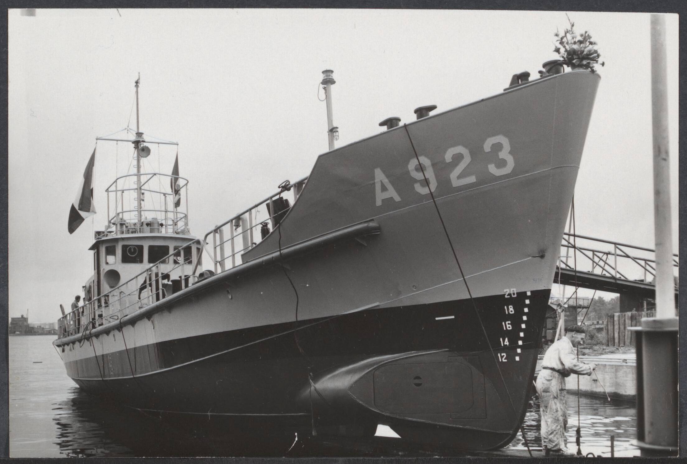 Onderzeebootjagers, alph. op naam A t/m G - Nederland — Vrijdag is bij de N.V. Zaanlandse Scheepsbouw Maatschappij te Zaandam het torpedo-inschietvaartuig van de Kon. Marine te water gelaten door de vrouw van de directeur van de bewapeningswerkplaats der Marine te Den Helder, mevr. Reiche-Van Aardenne. Dit vaartuig wordt genoemd naar wijlen luitenant-ter-zee der eerste klasse P.D. van Bochoven, in leven hoofd van het inschietbedrijf van de Kon. Marine, die gedurende de uitoefening van zijn functie tengevolge van een tragisch ongeval op 7 juli 1959 om het leven kwam — Foto: Bilsen, Joop van / Anefo. Licentie: Set B: Rechtenvrij / Publiek Domein. Bron: Nationaal Archief. http://hdl.handle.net/10648/001118f3-0c5a-5479-81d1-5237e0aa8422