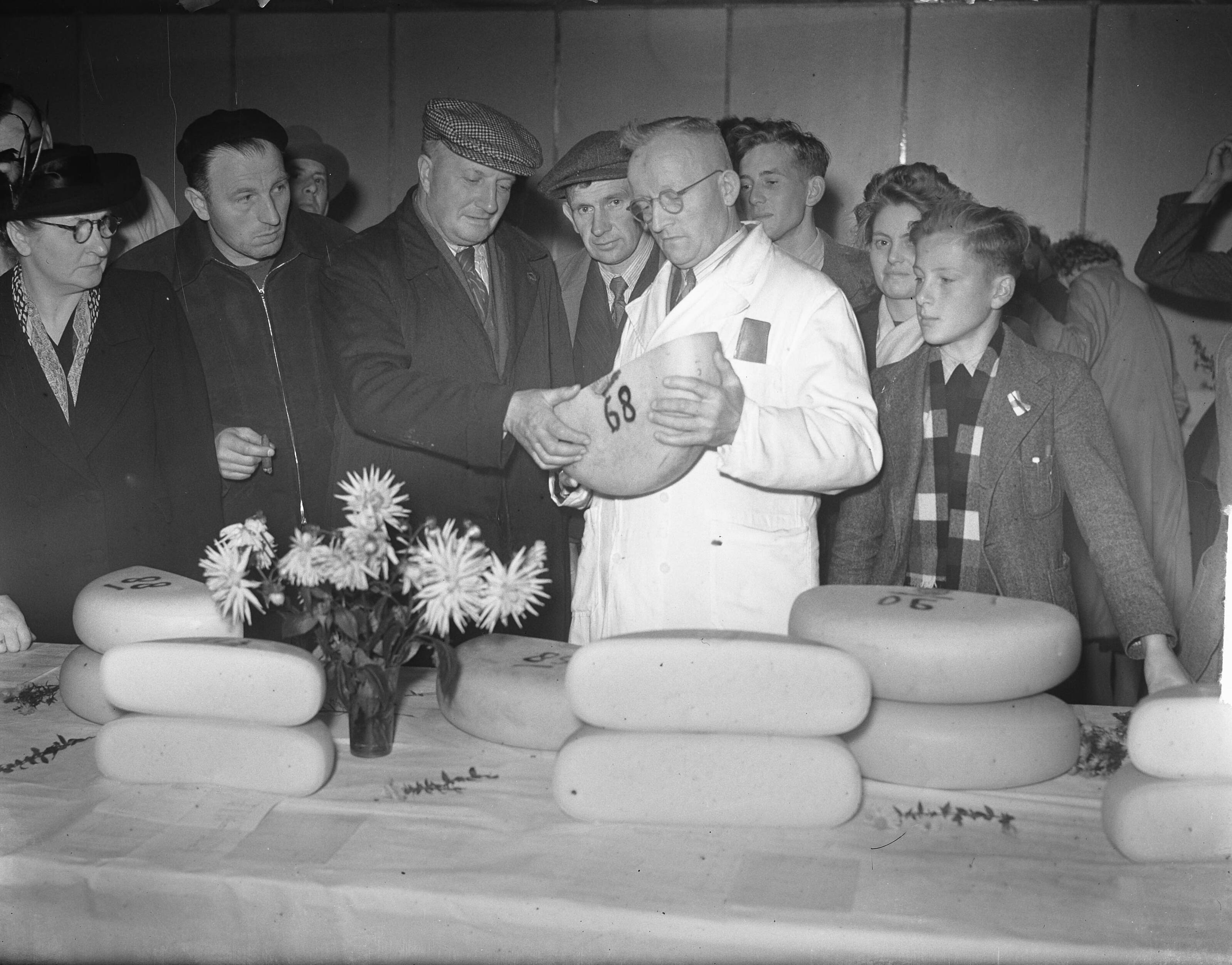 Fotocollectie Anefo — Najaarsmarkt met kaasdag in Bodegraven — Foto: Nijs, Jac. de / Anefo. Licentie: Set B: Rechtenvrij / Publiek Domein. Bron: Nationaal Archief. http://hdl.handle.net/10648/a8e0876e-d0b4-102d-bcf8-003048976d84