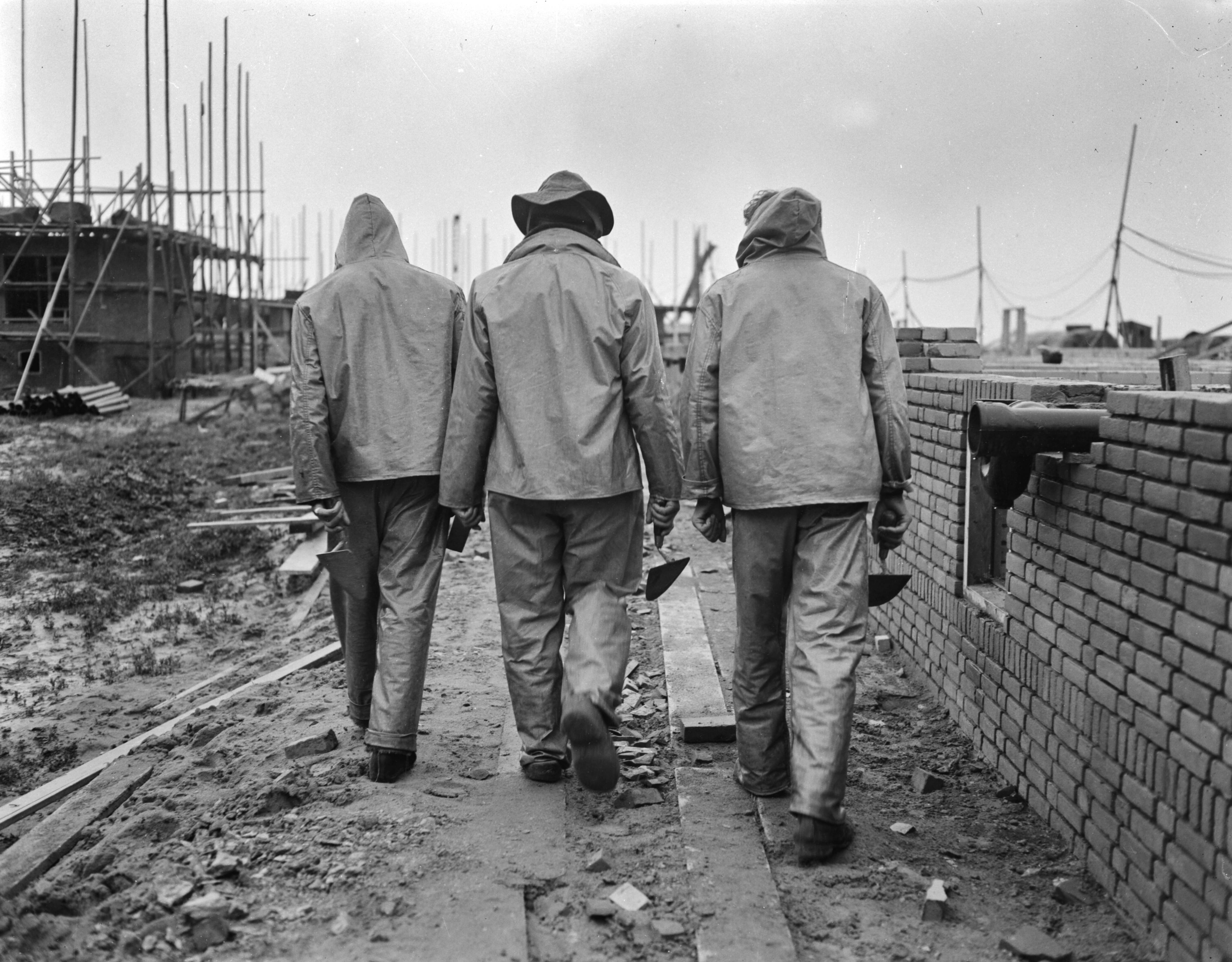 Fotocollectie Anefo — Versnelling woningbouw in de winter (Rijswijk), kleding van de overheid voor de bouwvakarbeiders — Foto: Pot, Harry / Anefo. Licentie: Set B: Rechtenvrij / Publiek Domein. Bron: Nationaal Archief. http://hdl.handle.net/10648/ad76f7c2-d0b4-102d-bcf8-003048976d84