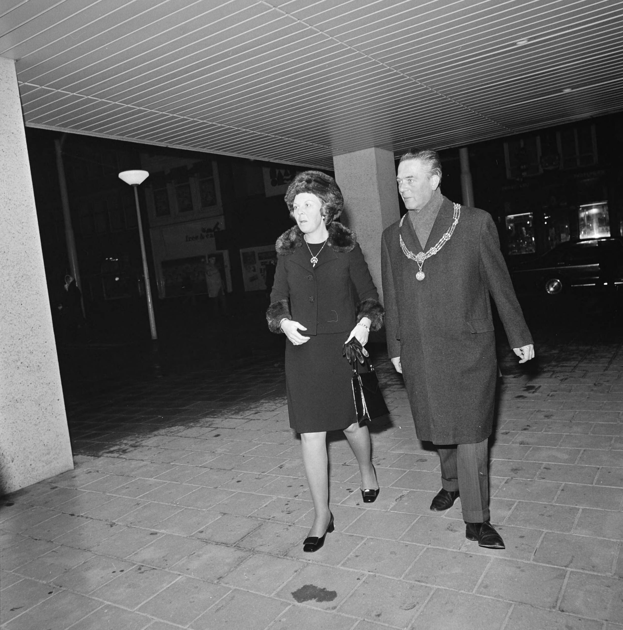 Prinses Beatrix overhandigt de sleutel van de dertigste burgerzinwoning in het stadhuis van Den Haag — De prinses, vergezeld door de burgemeester — Foto: Mieremet, Rob / Anefo. Licentie: Set B: Rechtenvrij / Publiek Domein. Bron: Nationaal Archief. http://hdl.handle.net/10648/ac3ed79e-d0b4-102d-bcf8-003048976d84