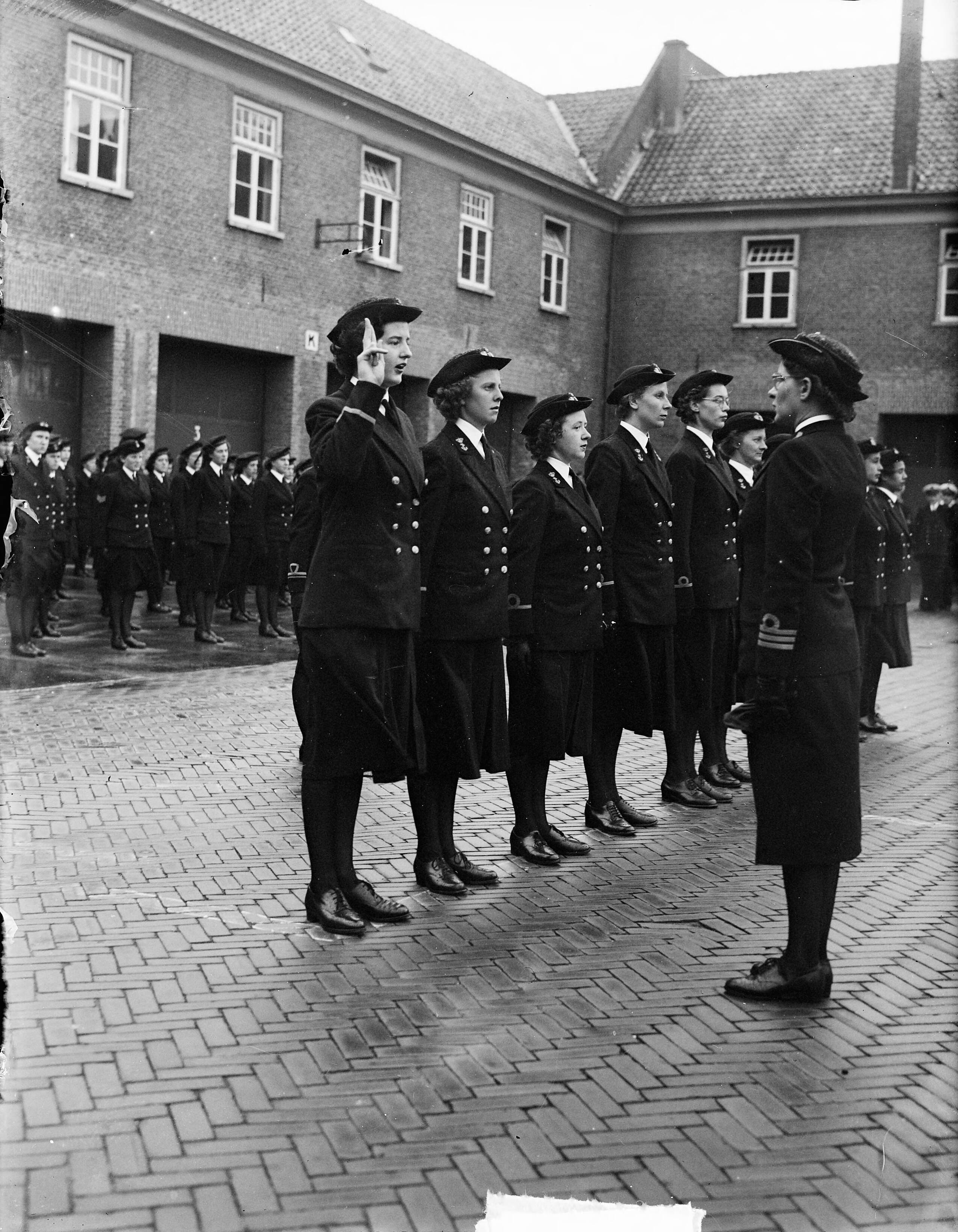 Fotocollectie Anefo — Beëdiging van Marva-officieren in Den Haag — Foto: Merk, Ben / Anefo. Licentie: Set B: Rechtenvrij / Publiek Domein. Bron: Nationaal Archief. http://hdl.handle.net/10648/a8bdd278-d0b4-102d-bcf8-003048976d84