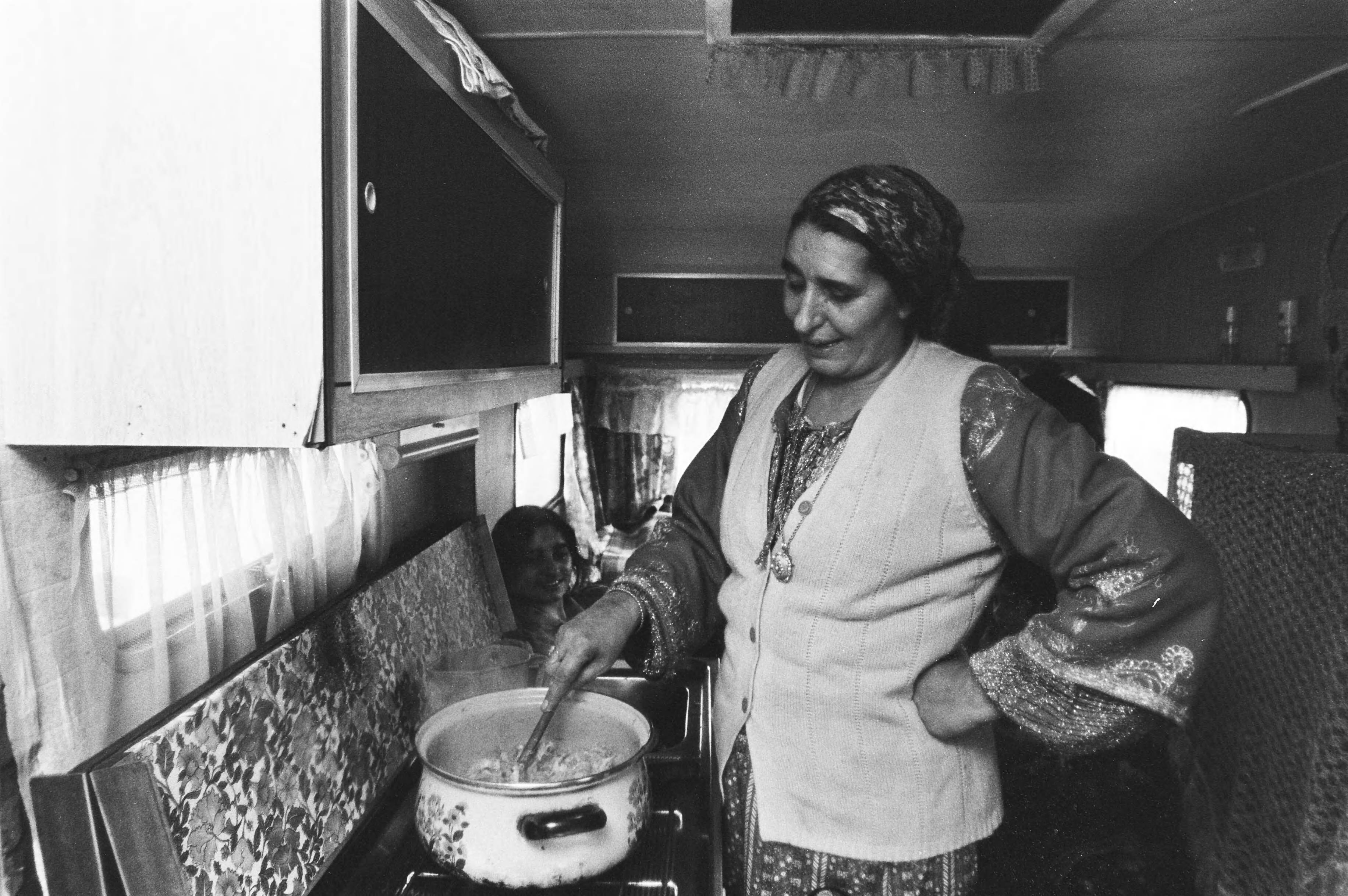 Fotocollectie Anefo — Momenteel verblijft er in de omgeving van Almere een groep zigeuners die in afwachting zijn of zij daar mogen blijven — Foto: Dijk, Hans van / Anefo. Licentie: Set B: Rechtenvrij / Publiek Domein. Bron: Nationaal Archief. http://hdl.handle.net/10648/acf123a4-d0b4-102d-bcf8-003048976d84