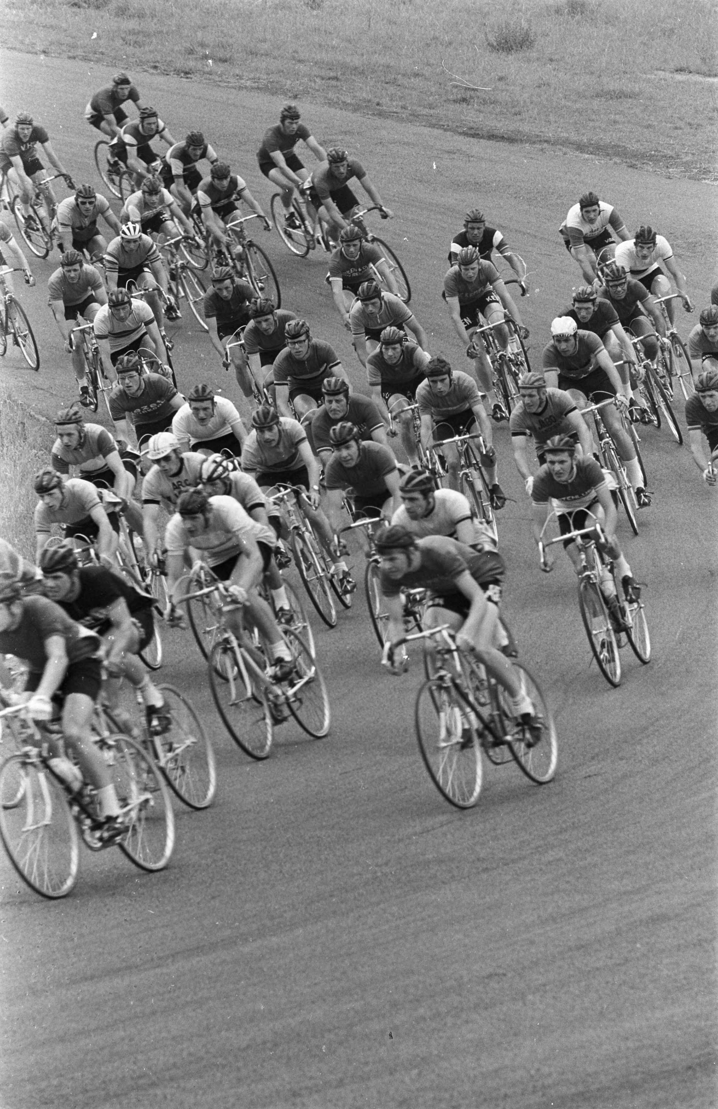 Fotocollectie Anefo — Kampioenschap van Nederland Wielrennen, nieuwelingen te Zandvoort. Selectiewedstrijden amateurs, het grote peleton op circuit van Zandvoort — Foto: Kroon, Ron / Anefo. Licentie: Set B: Rechtenvrij / Publiek Domein. Bron: Nationaal Archief. http://hdl.handle.net/10648/ab46d760-d0b4-102d-bcf8-003048976d84
