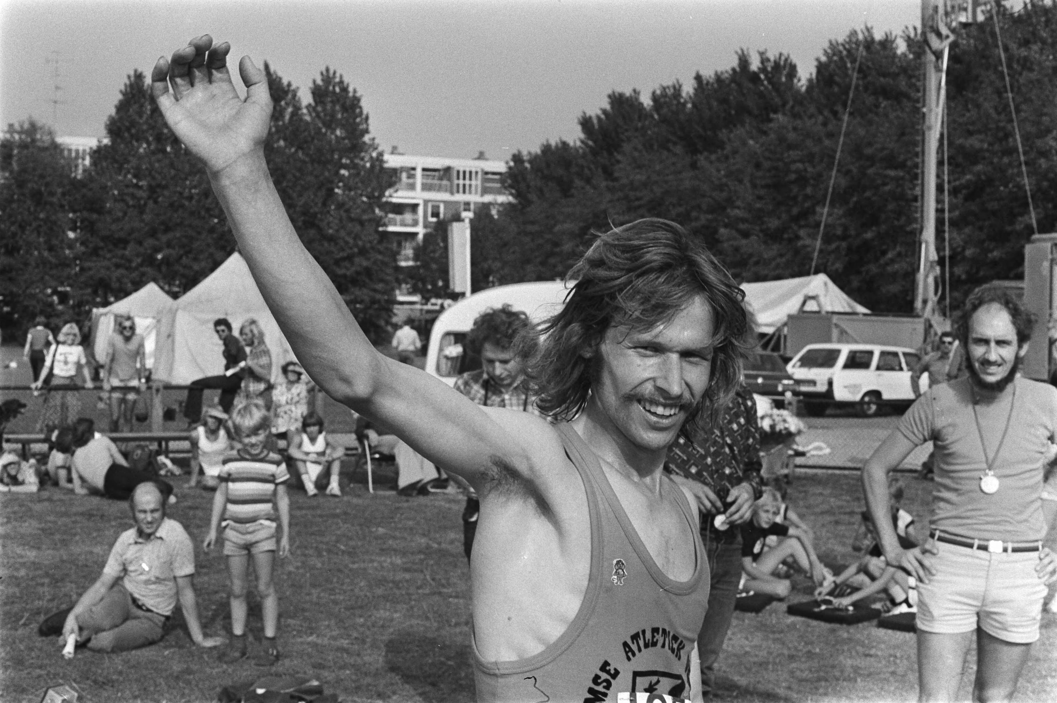 Fotocollectie Anefo — Nederlandse Atletiekkampioenschappen Den Haag , Gerard Terbroke juichend — Foto: Verhoeff, Bert / Anefo. Licentie: Set B: Rechtenvrij / Publiek Domein. Bron: Nationaal Archief. http://hdl.handle.net/10648/ac8a0e1c-d0b4-102d-bcf8-003048976d84