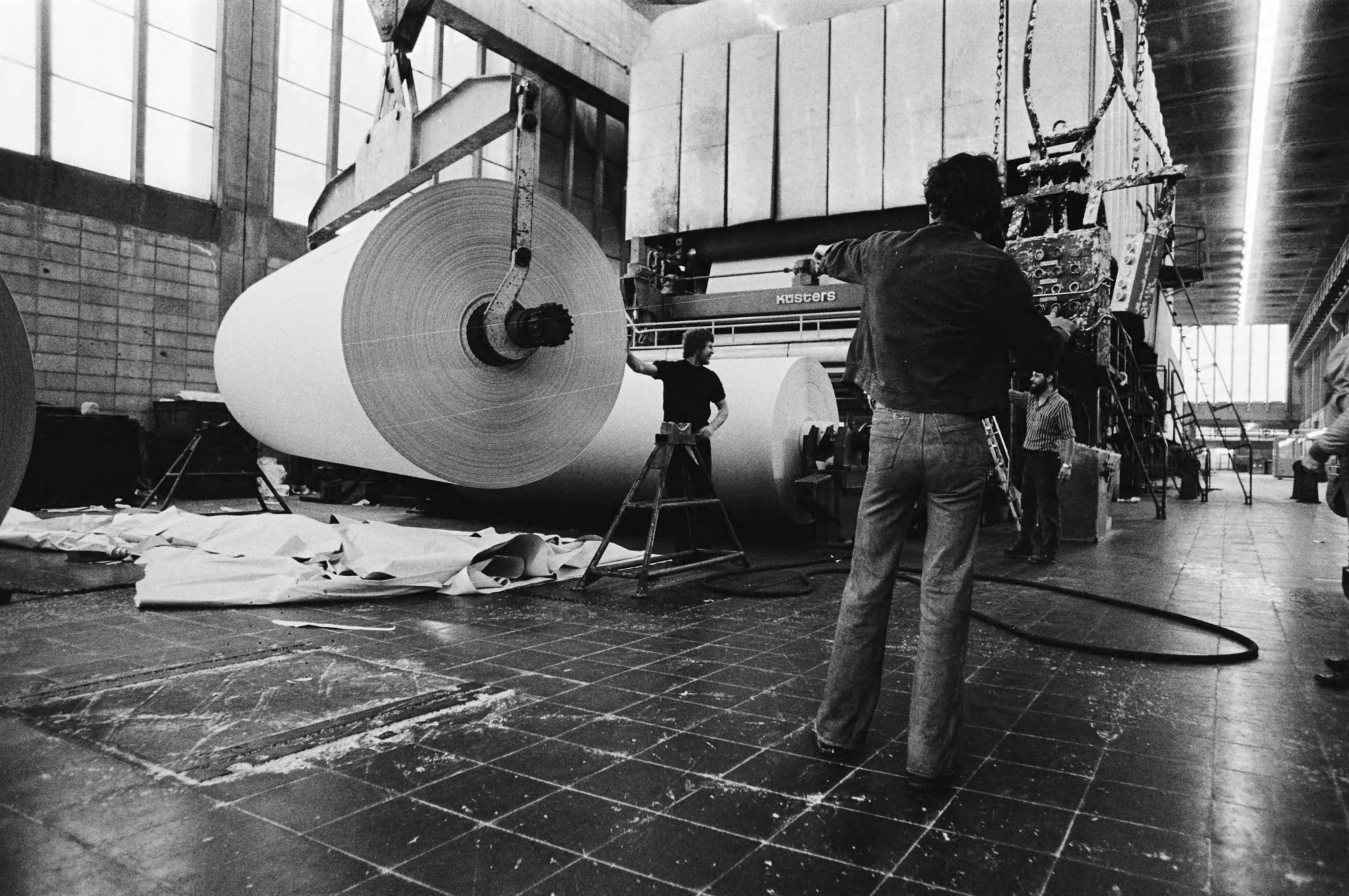 Fotocollectie Anefo — Van Gelder in Wormer bezet; mensen bij papiermachine — Foto: Croes, Rob C. / Anefo. Licentie: Set B: Rechtenvrij / Publiek Domein. Bron: Nationaal Archief. http://hdl.handle.net/10648/acd88b00-d0b4-102d-bcf8-003048976d84