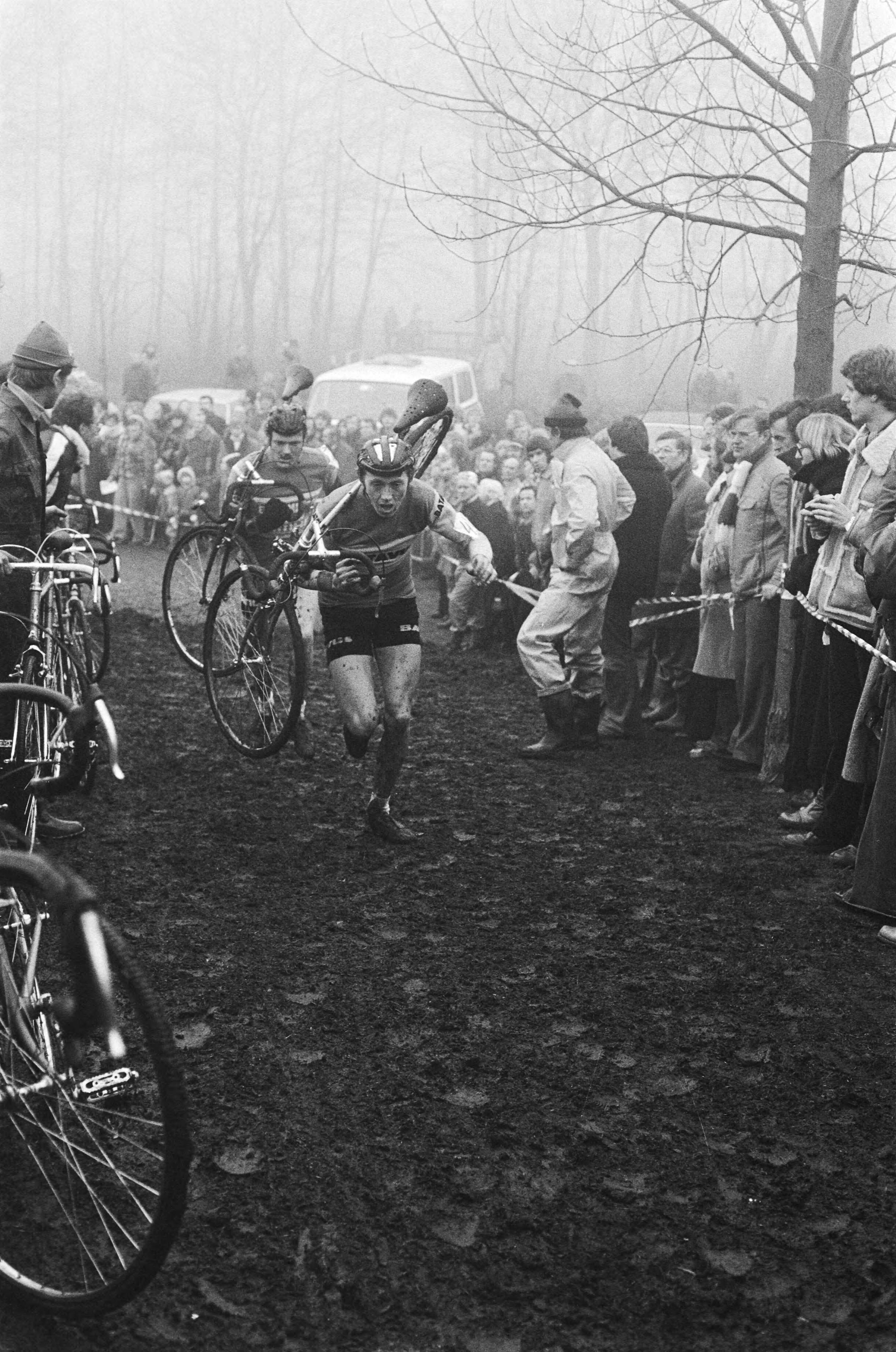 Fotocollectie Anefo — Nationale kampioenschap wielercross Nieuwkoop; Stamsnijder nog voor Snoeijink (de latere winnaar) — Foto: Verhoeff, Bert / Anefo. Licentie: Set B: Rechtenvrij / Publiek Domein. Bron: Nationaal Archief. http://hdl.handle.net/10648/aca9aeb6-d0b4-102d-bcf8-003048976d84