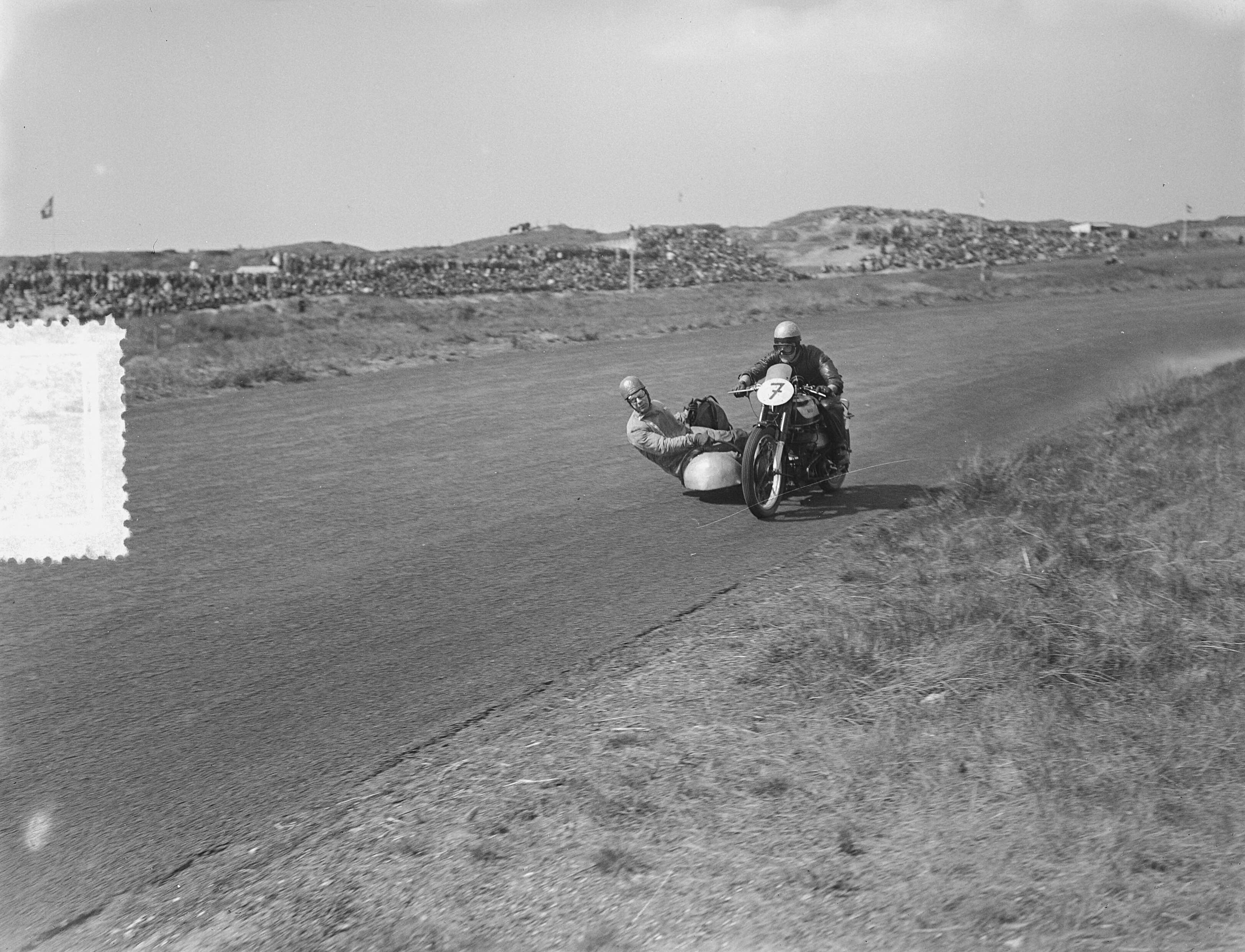 Fotocollectie Anefo — Motorraces Zandvoort. Zijspanklasse Fr. Vaassen (D) op Norton — Foto: Bilsen, Joop van / Anefo. Licentie: Set B: Rechtenvrij / Publiek Domein. Bron: Nationaal Archief. http://hdl.handle.net/10648/a90bc00a-d0b4-102d-bcf8-003048976d84