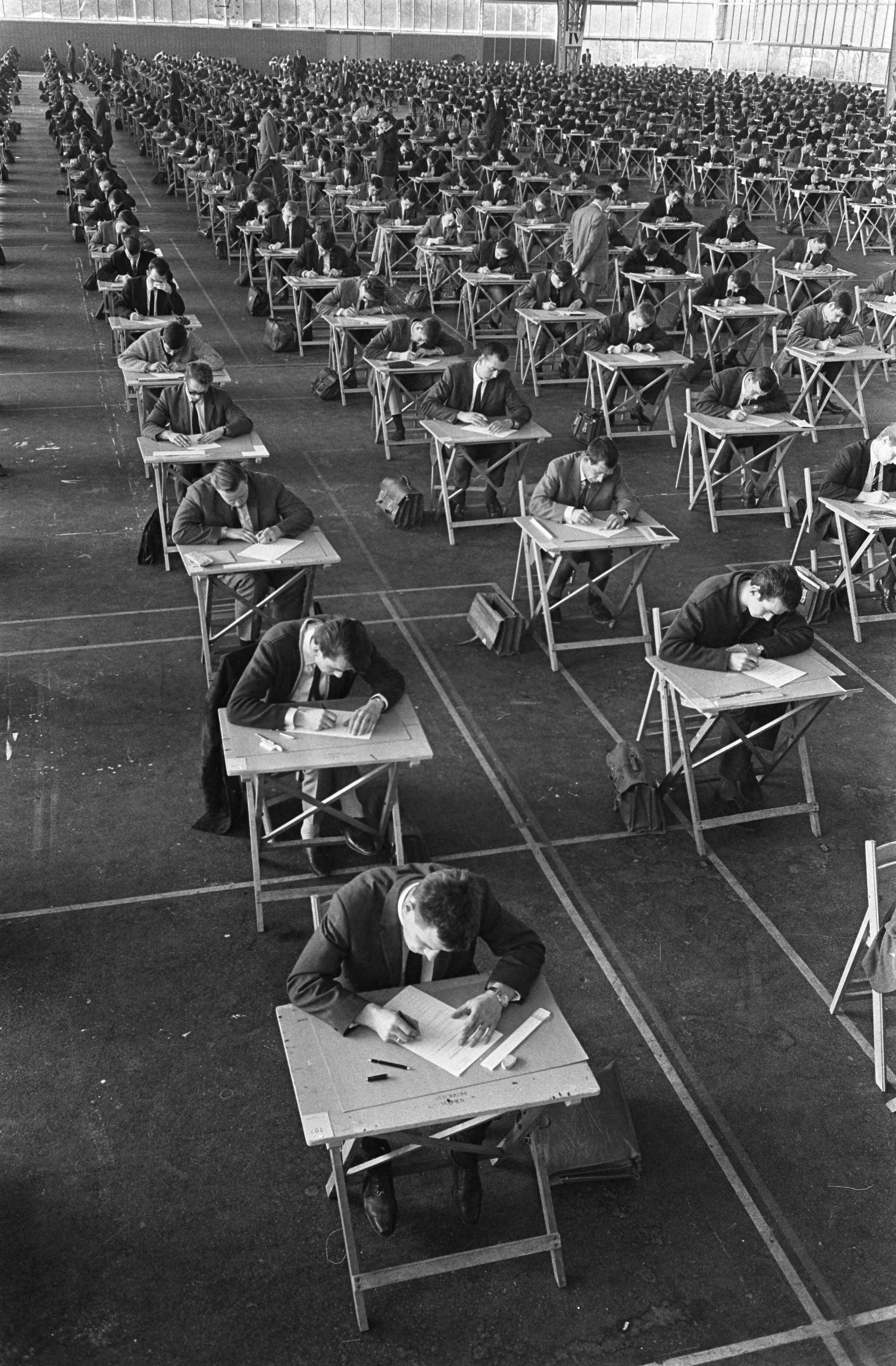 Fotocollectie Anefo — Bouw-examens in de Expohal te Hilversum. Overzicht Expohal al ongeveer 1200 — Foto: Koch, Eric / Anefo. Licentie: Set B: Rechtenvrij / Publiek Domein. Bron: Nationaal Archief. http://hdl.handle.net/10648/ab3c6dca-d0b4-102d-bcf8-003048976d84