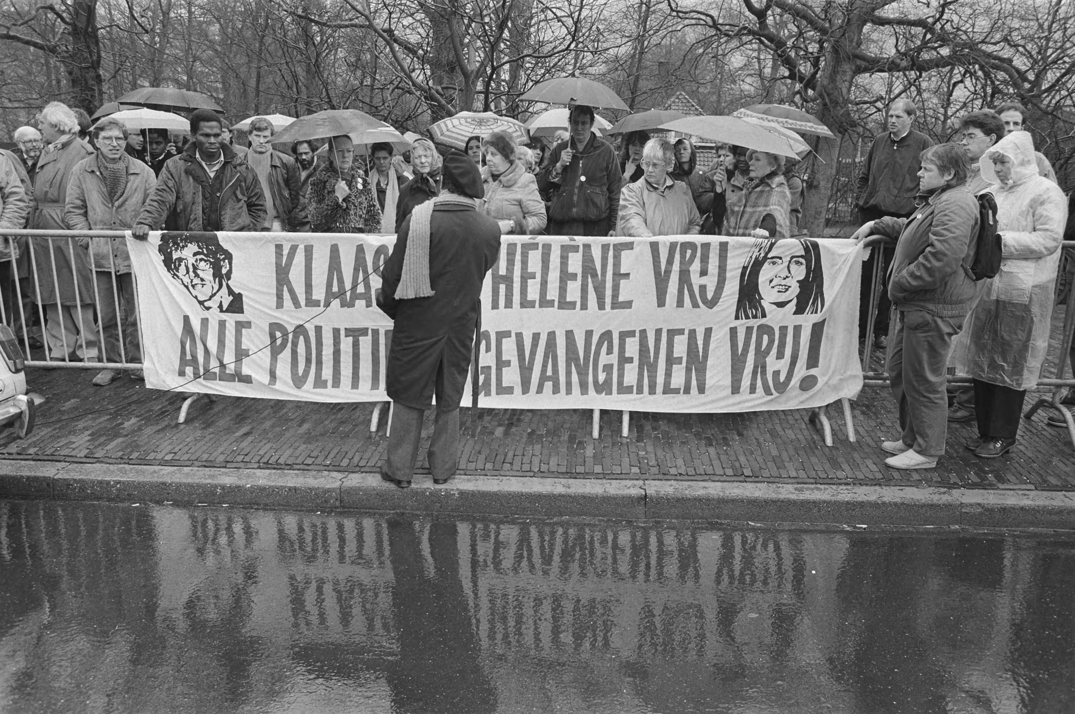 Betoging bij de Zuid-Afrikaanse ambassade in Den Haag voor de vrijlating van de politieke gevangenen Heleen Pastoors en Klaas de Jonge — Den Haag|Zuid-Holland|ambassades |betogingen |politieke gevangenen |apartheid — Foto: Croes, Rob C. / Anefo. Licentie: Set B: Rechtenvrij / Publiek Domein. Bron: Nationaal Archief. http://hdl.handle.net/10648/ad5201ce-d0b4-102d-bcf8-003048976d84