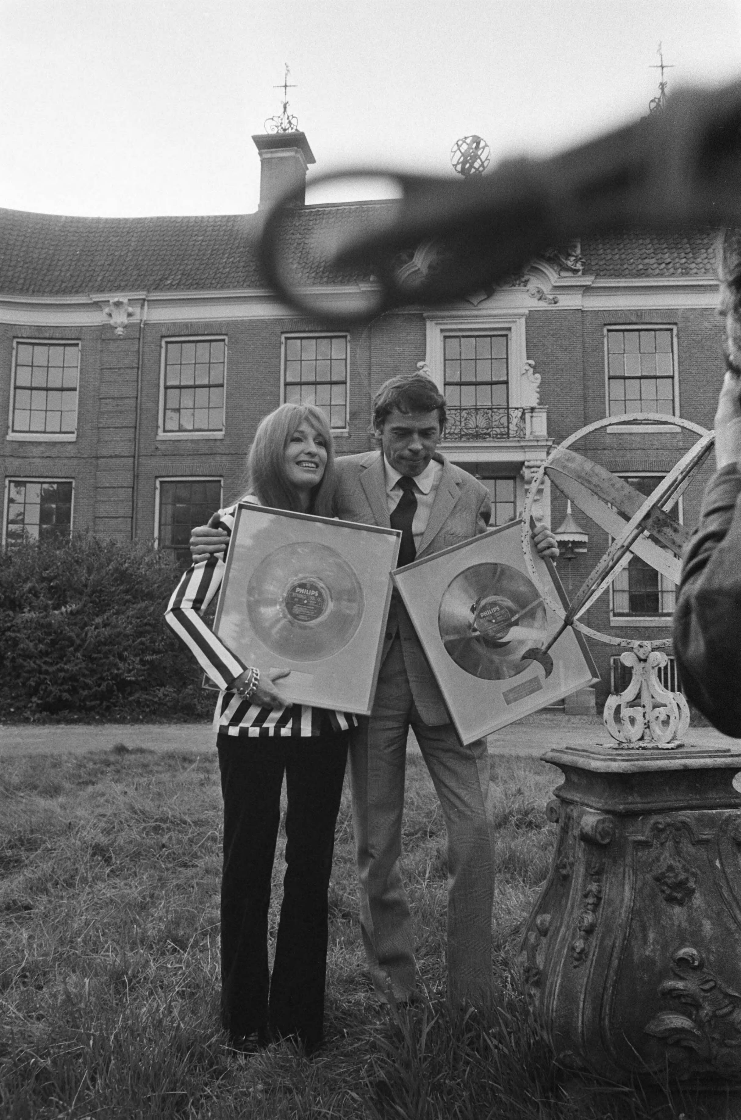 Fotocollectie Anefo — Liesbeth List krijgt gouden LP voor "Liesbeth List zingt J. Brel" op kasteel Groeneveld — Foto: Mieremet, Rob / Anefo. Licentie: Set B: Rechtenvrij / Publiek Domein. Bron: Nationaal Archief. http://hdl.handle.net/10648/abd4aafe-d0b4-102d-bcf8-003048976d84