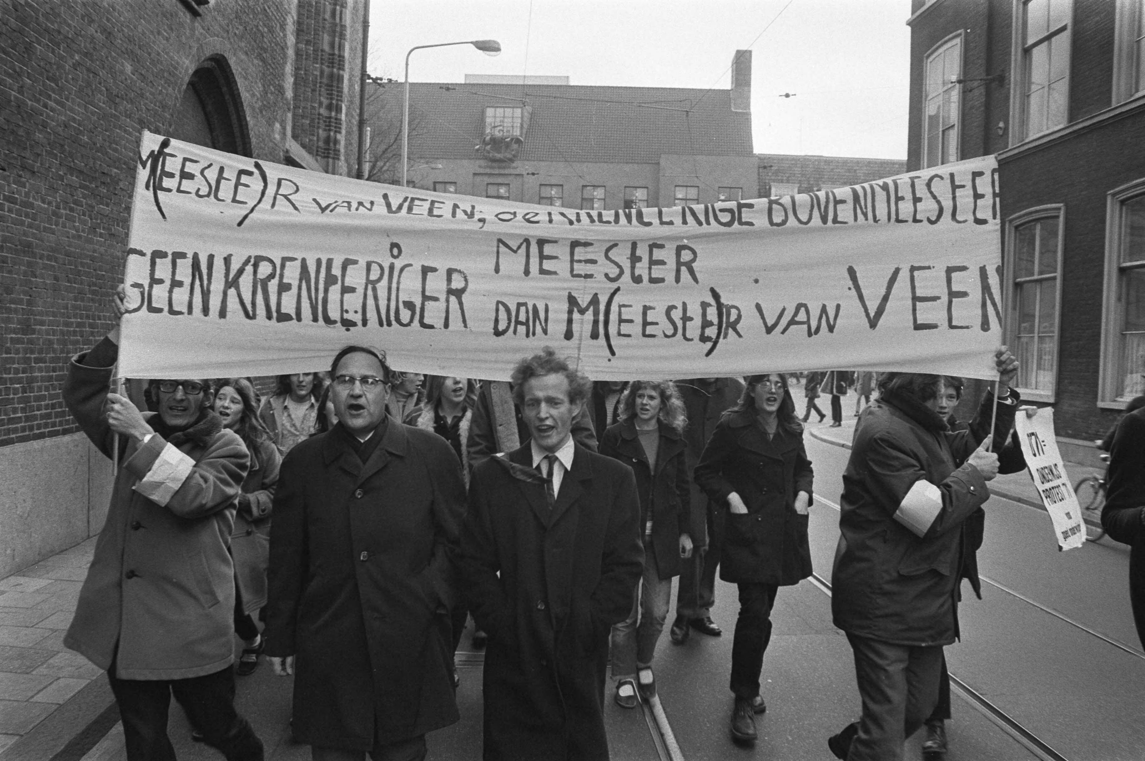 Fotocollectie Anefo — Demonstratie in Den Haag tegen onderwijsbegroting — Foto: Verhoeff, Bert / Anefo. Licentie: Set B: Rechtenvrij / Publiek Domein. Bron: Nationaal Archief. http://hdl.handle.net/10648/abdb2190-d0b4-102d-bcf8-003048976d84