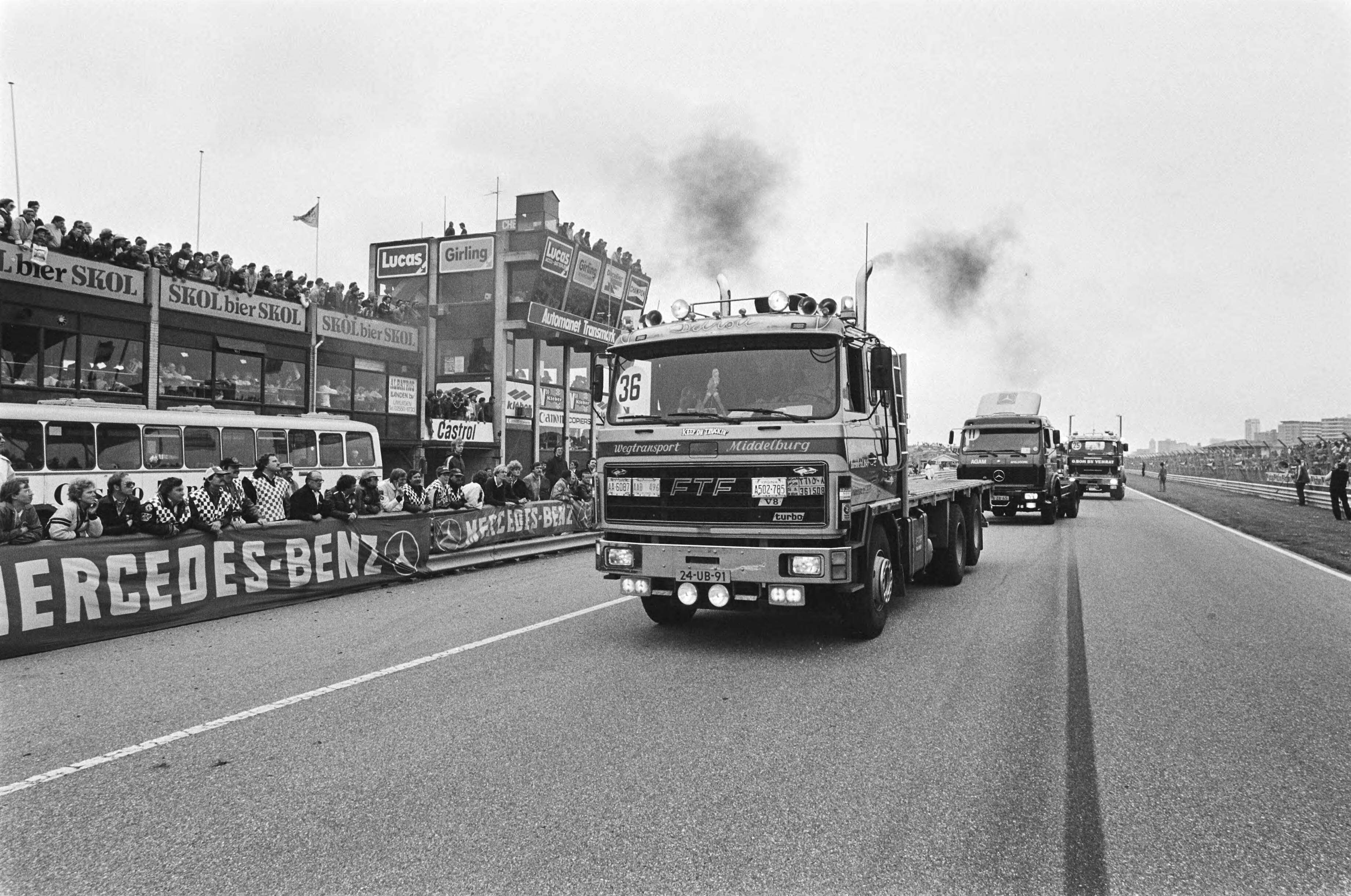 Fotocollectie Anefo — Eerste races met trucks op het circuit van Zandvoort om h Nederlandse kampioenschap; beeld van de finish — Foto: Antonisse, Marcel / Anefo. Licentie: Set B: Rechtenvrij / Publiek Domein. Bron: Nationaal Archief. http://hdl.handle.net/10648/acffd188-d0b4-102d-bcf8-003048976d84