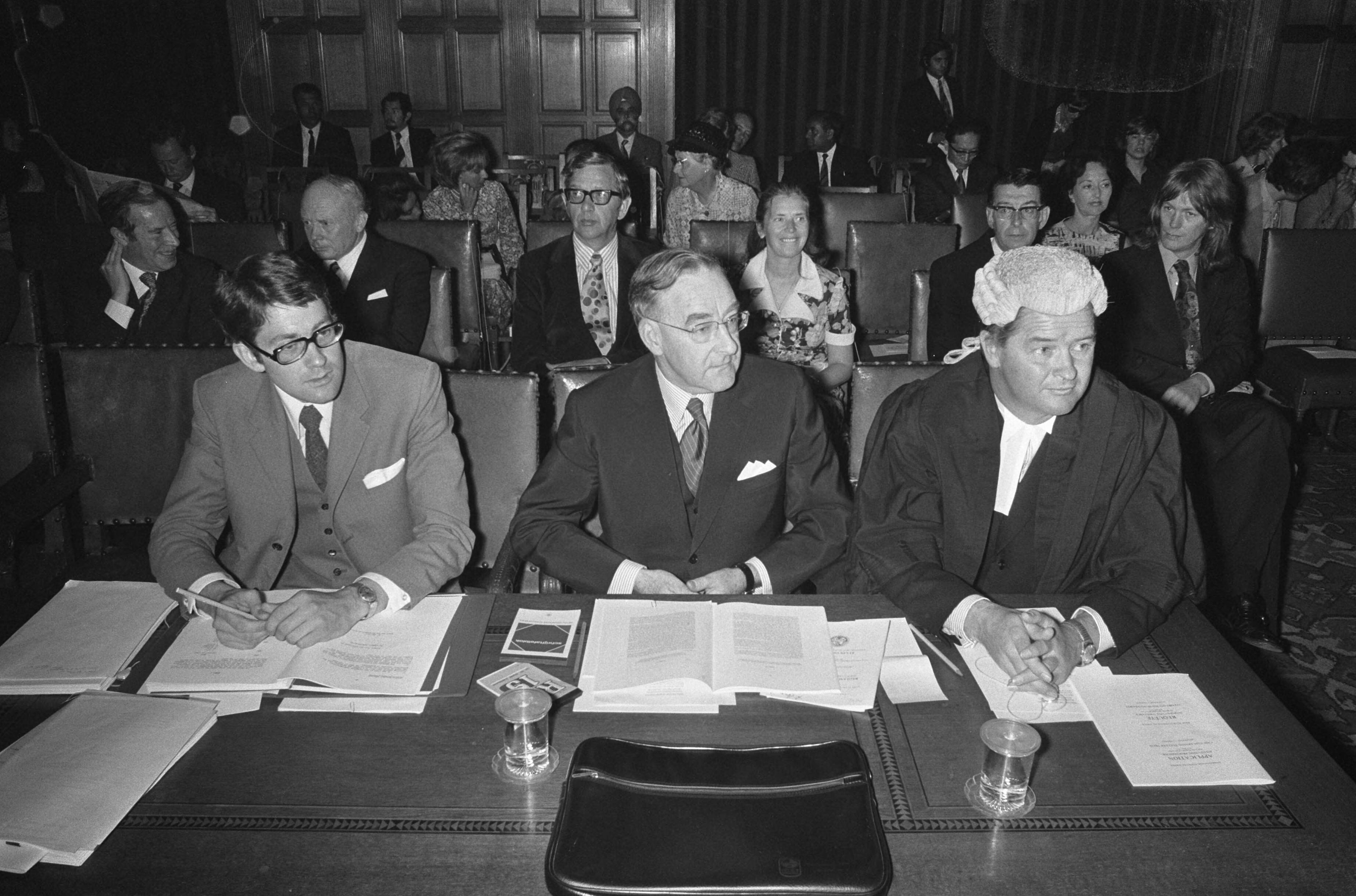 Fotocollectie Anefo — Internationaal Hof van Justitie te Den Haag doet uitspraak over klacht van Australie i.v.m. Franse kernproeven — Foto: Peters, Hans / Anefo. Licentie: Set B: Rechtenvrij / Publiek Domein. Bron: Nationaal Archief. http://hdl.handle.net/10648/ac2fd4ba-d0b4-102d-bcf8-003048976d84