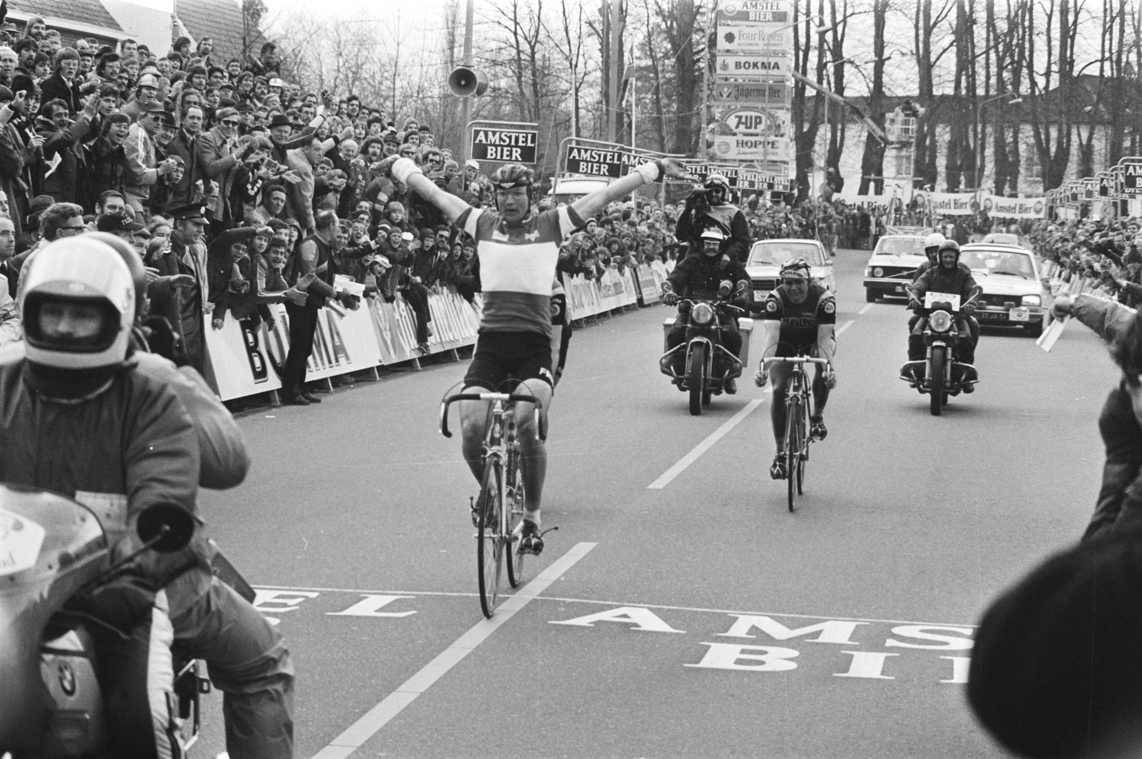 Amstel Gold Race 1977 — Jan Raas troeft in de sprint Hennie Kuiper af, die als derde eindigt. De niet zichtbare Gerrie Knetemann finisht als tweede. — Foto: Verhoeff, Bert / Anefo. Licentie: Set B: Rechtenvrij / Publiek Domein. Bron: Nationaal Archief. http://hdl.handle.net/10648/ac996826-d0b4-102d-bcf8-003048976d84