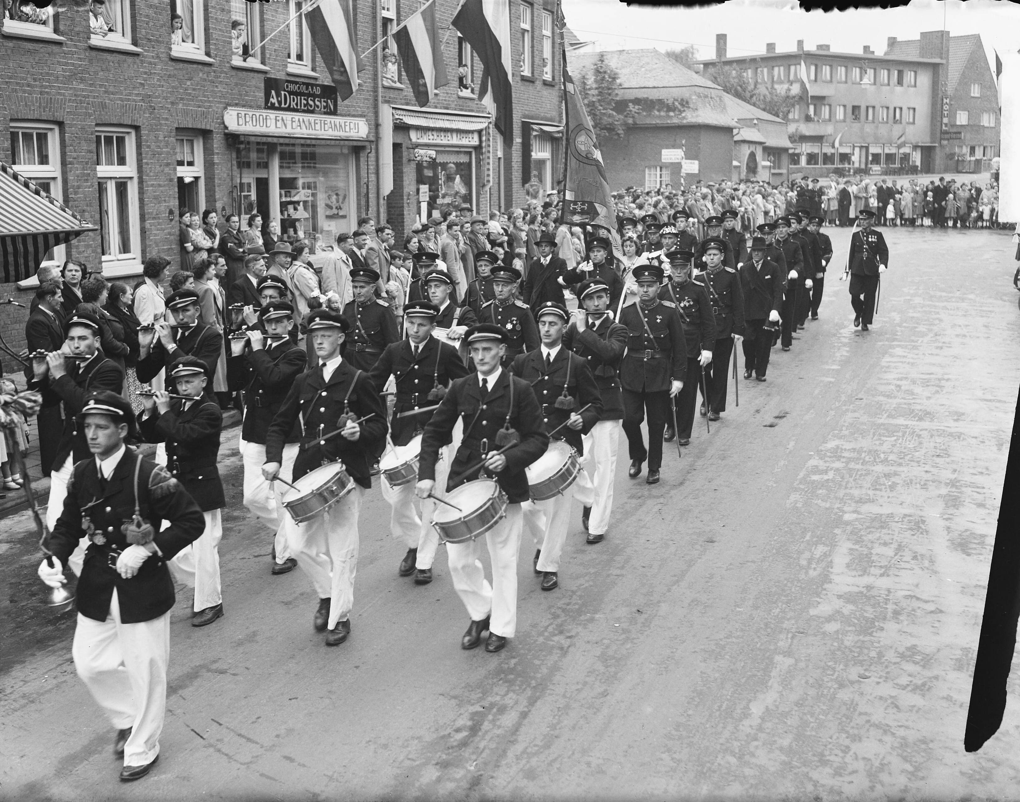 300-jarig bestaan schutterij St. Bavo — Optocht t.g.v. 300-jarig bestaan schutterij St. Bavo. Een schutterij met schutterskoning en vaandel — Foto: Oorschot, […] van / Anefo. Licentie: Set B: Rechtenvrij / Publiek Domein. Bron: Nationaal Archief. http://hdl.handle.net/10648/a8daf268-d0b4-102d-bcf8-003048976d84