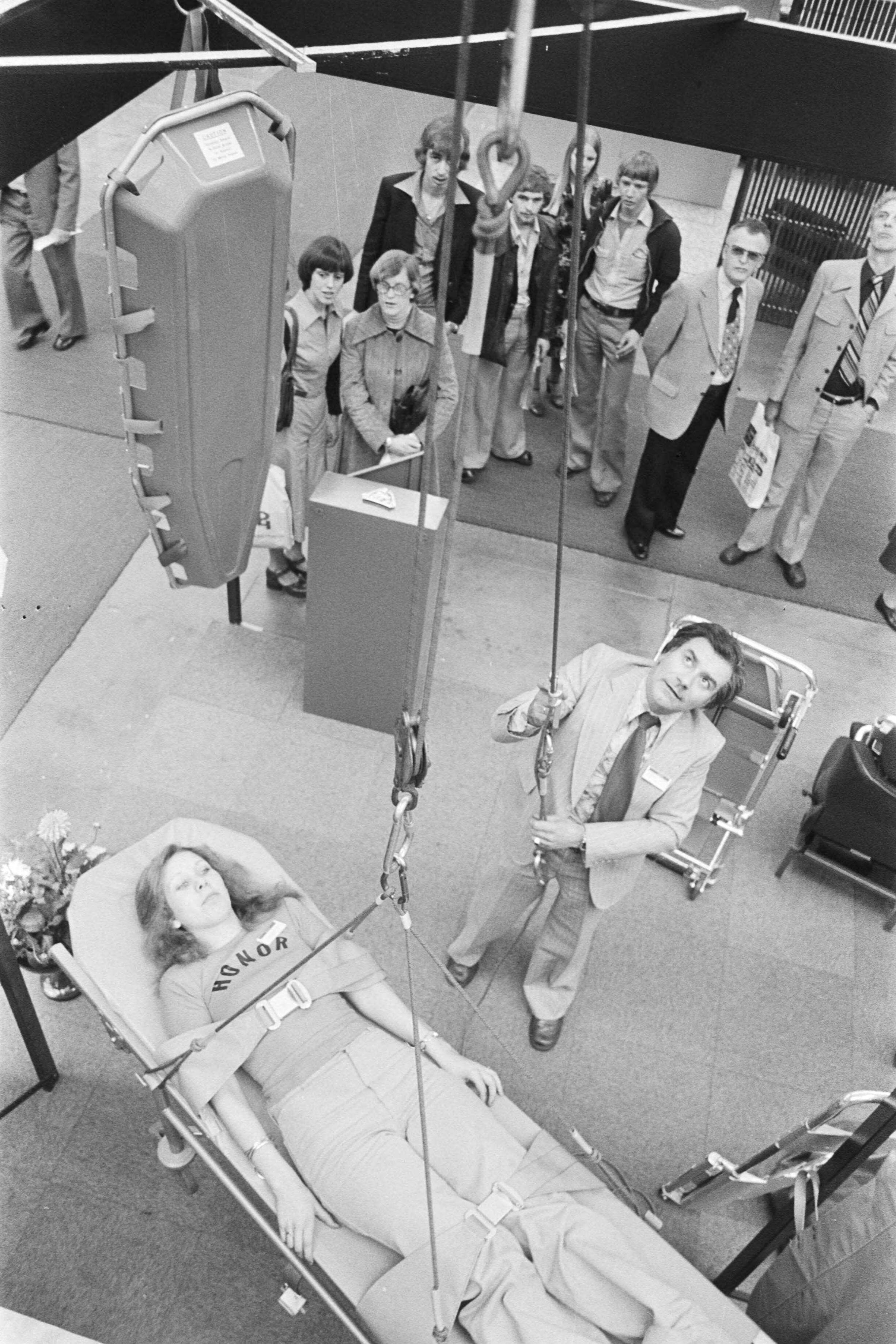 Fotocollectie Anefo — Medica 77 in Jaarbeurs Utrecht; rondgang op de tentoonstelling — Foto: Bogaerts, Rob / Anefo. Licentie: Set B: Rechtenvrij / Publiek Domein. Bron: Nationaal Archief. http://hdl.handle.net/10648/ac9b240e-d0b4-102d-bcf8-003048976d84